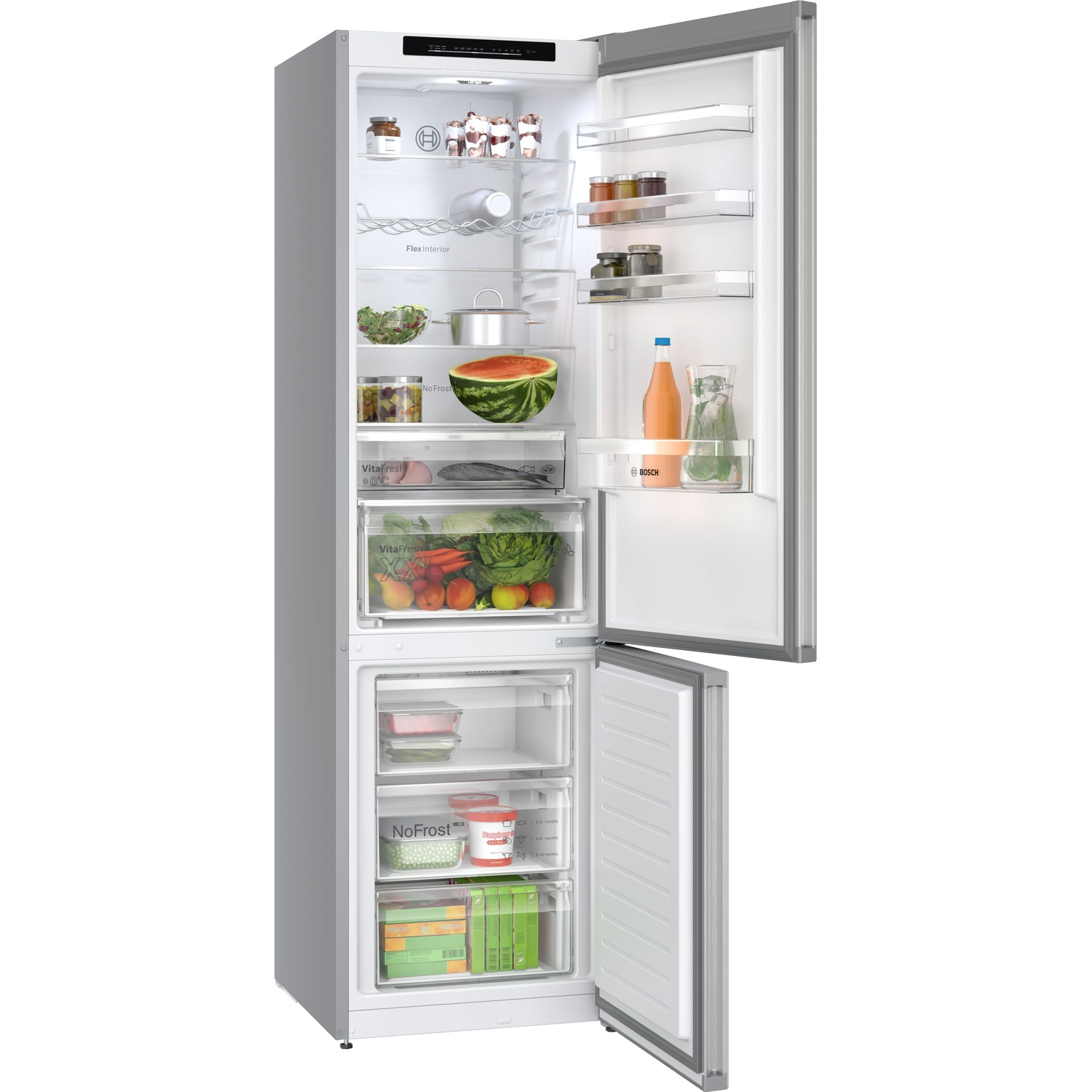 Frigorifero aperto pieno di cibo. Include frutta, verdura, barattoli e bevande. Sezione congelatore visibile con cassetti.