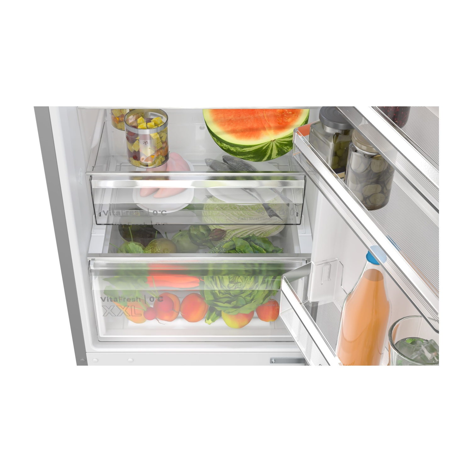 All'interno di un frigorifero, frutta e verdura visibili, barattoli di sottaceti, anguria e una bottiglia di succo.