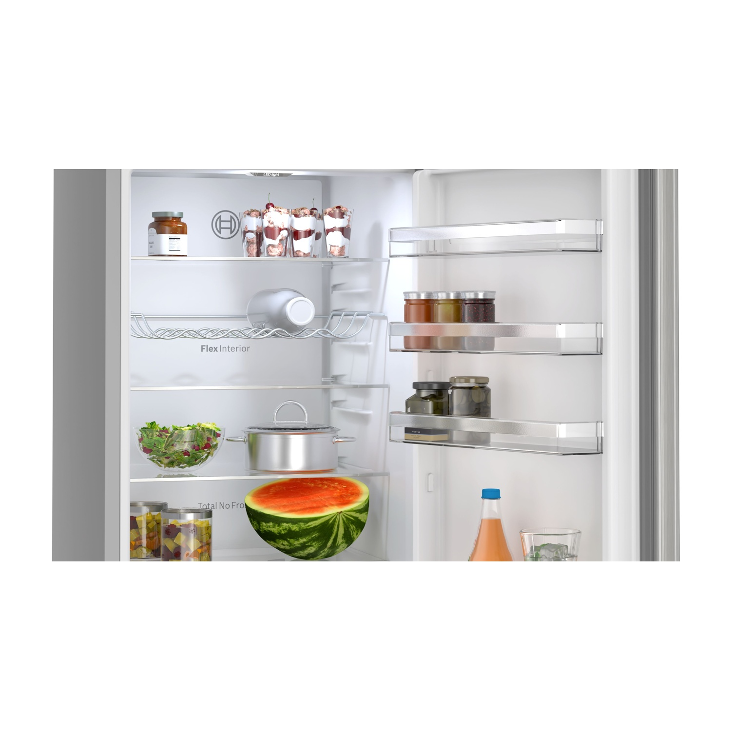 Interno del frigorifero con cibi: anguria, insalate, barattoli, pentole e dessert.