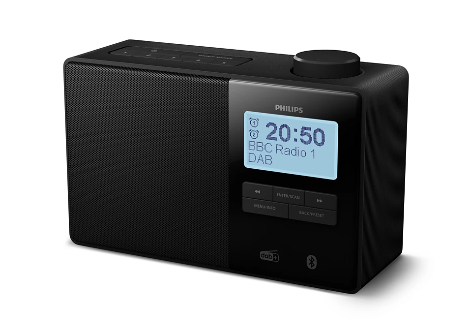 Egy fekete Philips DAB rádió. 20:50-et mutat, a BBC Radio 1-et játssza. Gombok és tárcsa van rajta. A rádió fehér felületen van.
