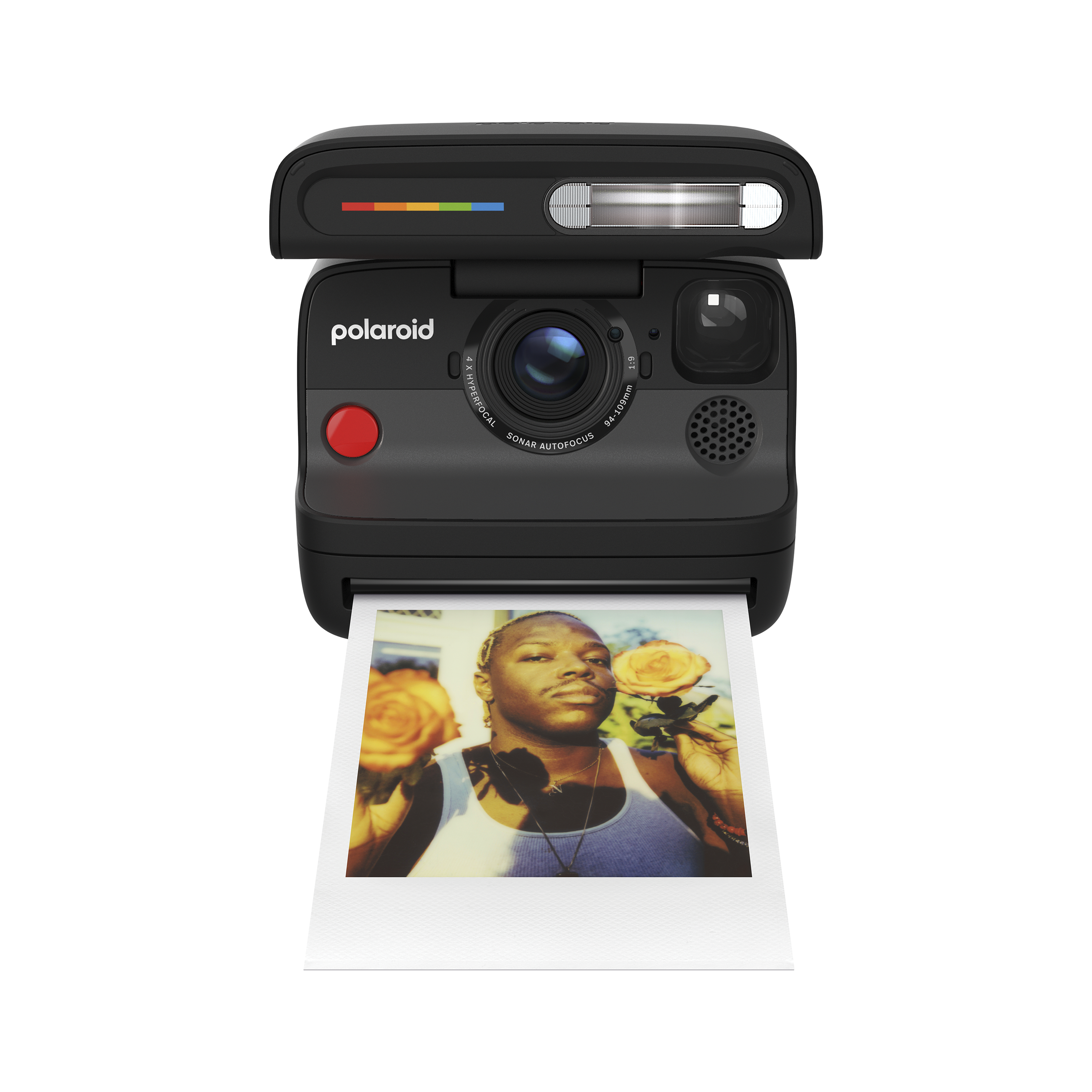 Siyah Polaroid kamera, gül tutan bir kişinin fotoğrafıyla. Kamerada gökkuşağı şeridi ve kırmızı bir düğme var.
