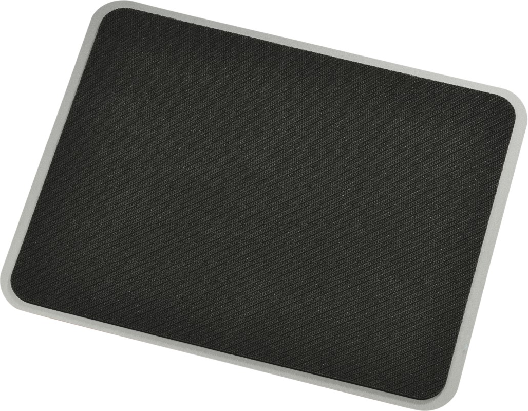 Schwarzes Mauspad mit silbernem Rand, leicht angewinkelt. Die Oberfläche hat ein strukturiertes Muster. Weißer Hintergrund.