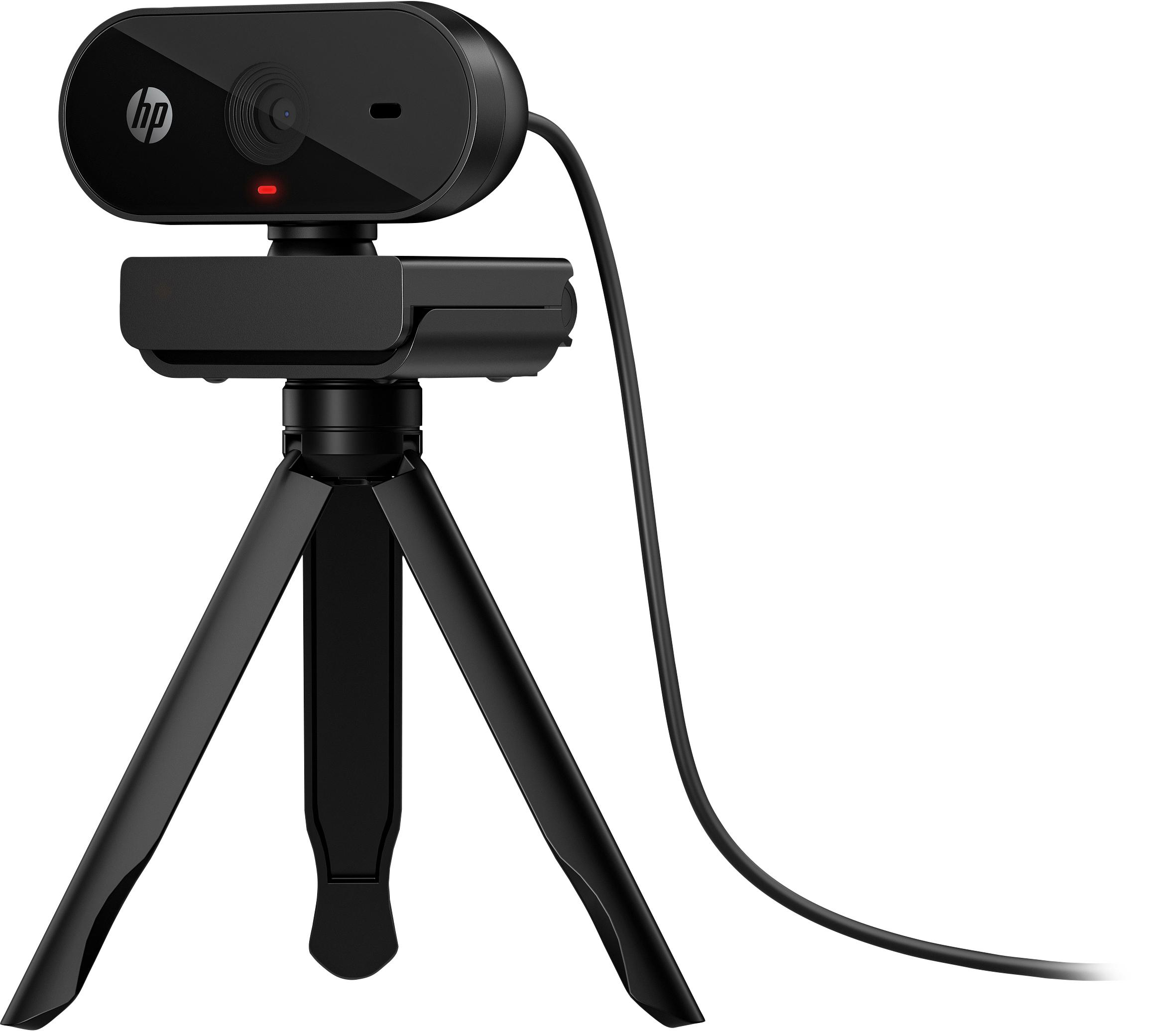 Eine schwarze HP-Webcam auf einem schwarzen Stativ. Die Webcam hat ein rotes Licht, von ihr geht ein Kabel aus. Der Hintergrund ist weiß.