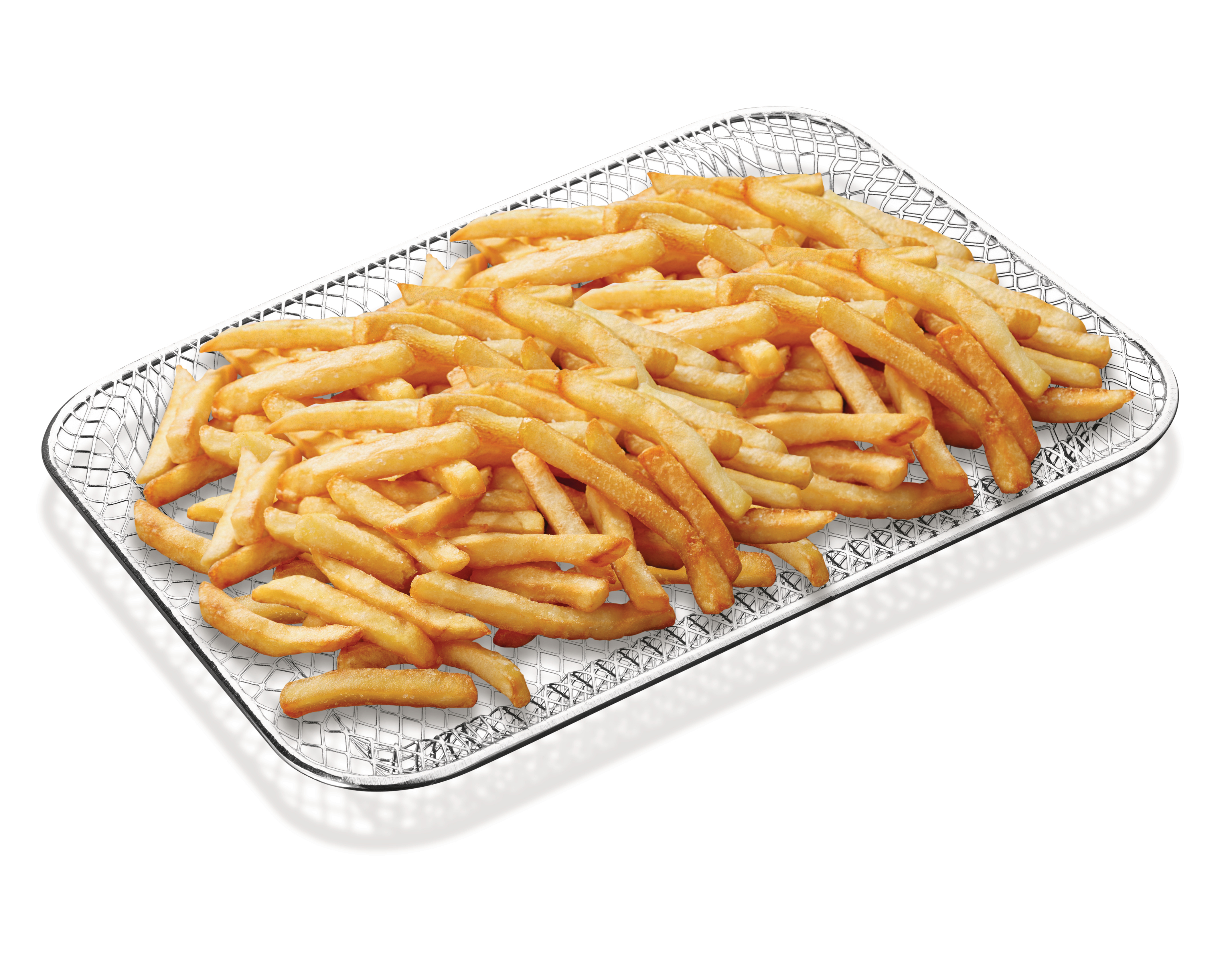 Ein rechteckiger Metallkorb voller goldbrauner Pommes Frites auf weißem Hintergrund. Die Pommes werfen einen Schatten.