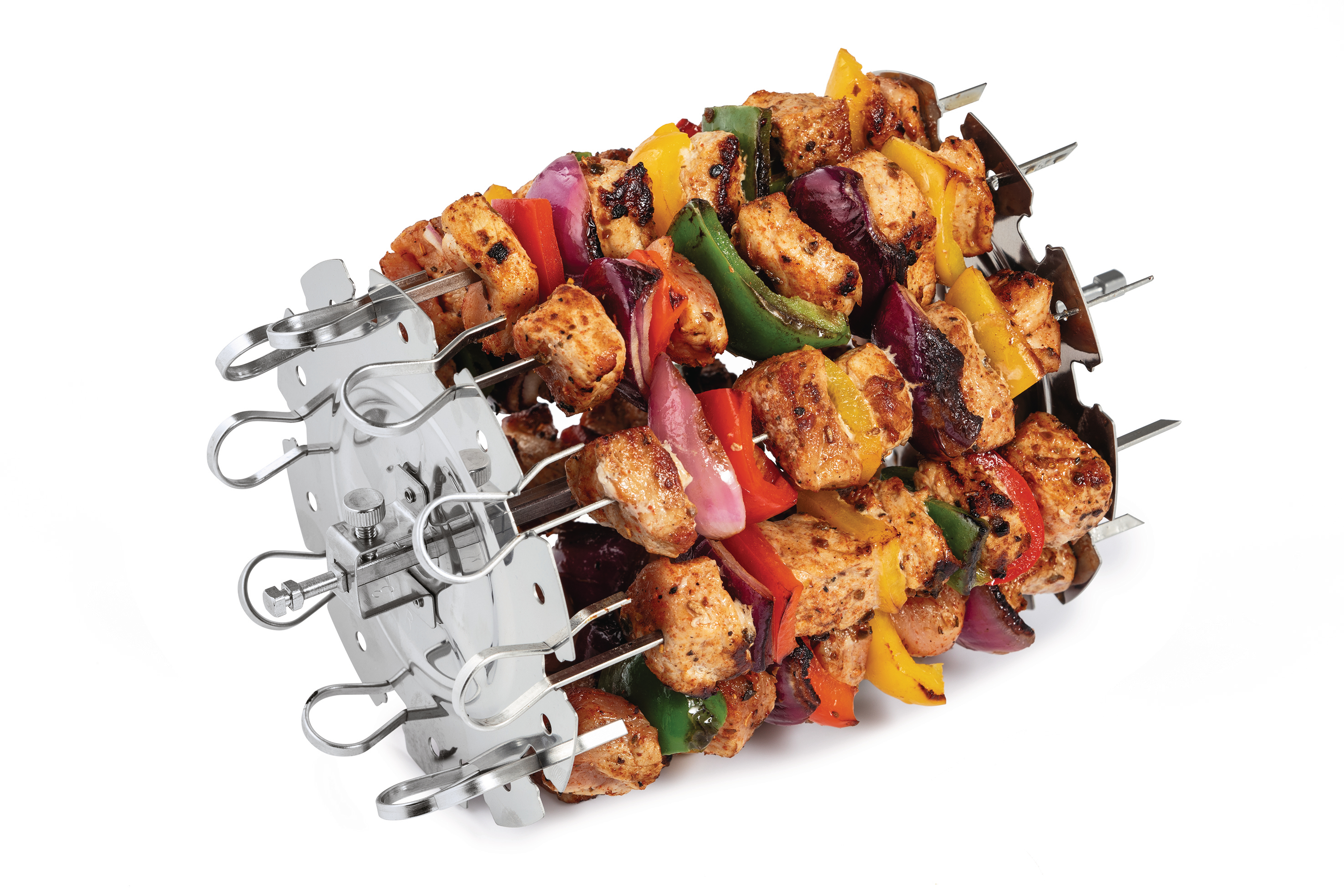 Gegrillte Hähnchen- und Gemüsespieße mit roten, gelben und grünen Paprika und roten Zwiebeln auf einem Metallgestell, weißer Hintergrund.