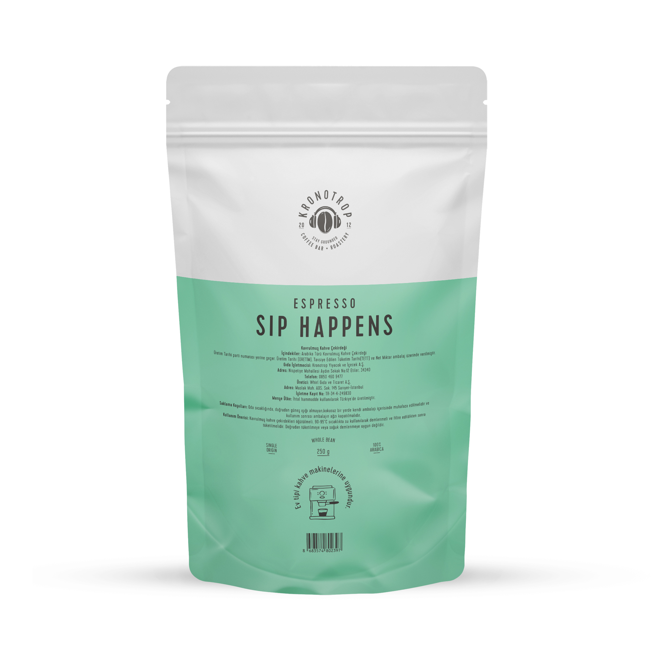 'Espresso Sip Happens' yazılı beyaz bir kahve poşeti, logo ve detaylar yeşil bir arka plan üzerinde.