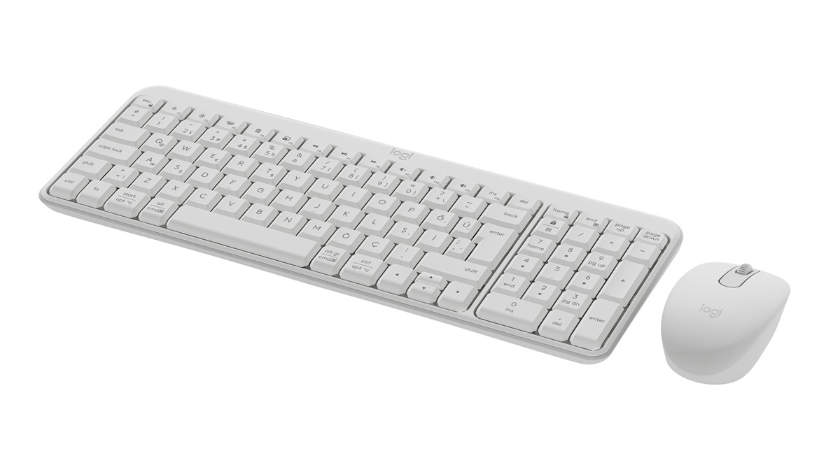 Beyaz bir yüzey üzerinde beyaz bir Logitech klavye ve fare seti. Klavyenin standart tuşları vardır. Fare sağ tarafta.