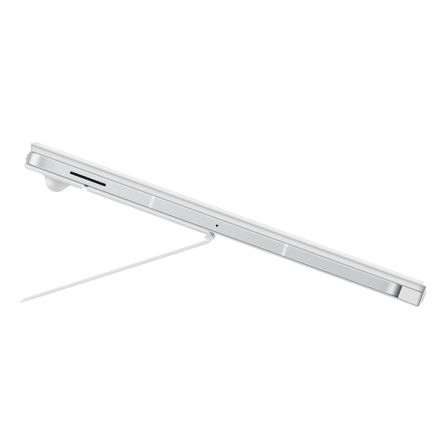 Een witte tablet staat schuin, ondersteund door een dunne witte standaard. De tablet heeft een zilveren frame en een sleuf aan de zijkant.