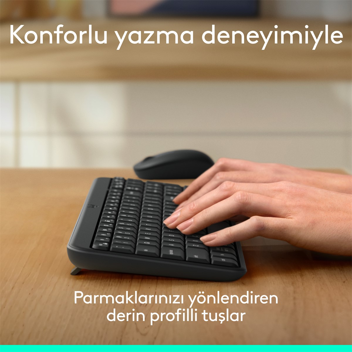 Eller ahşap bir masada siyah bir klavyede yazıyor. Arka planda siyah bir fare var. Metin 'Rahat yazma deneyimi' diyor.