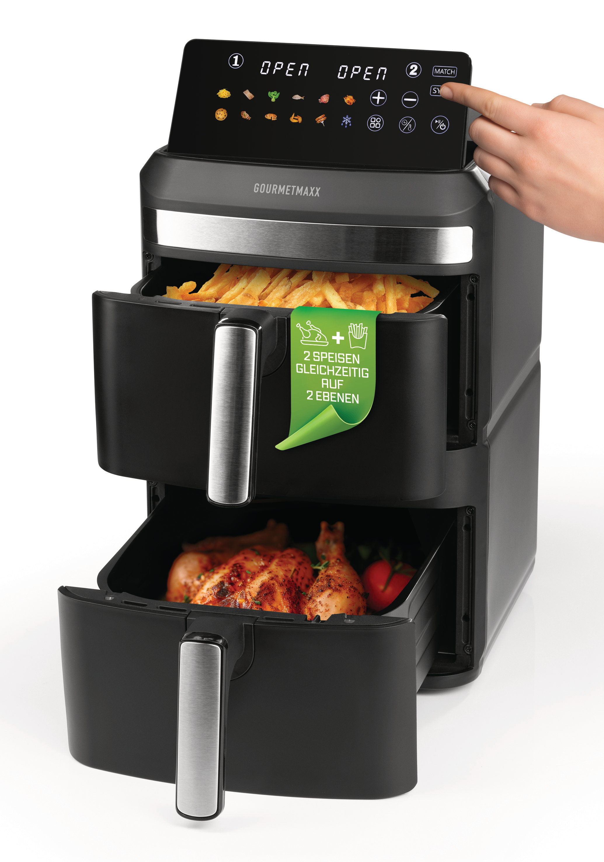 Ein Airfryer mit zwei Fächern. Eines enthält Pommes, das andere Hühnchen. Eine Hand berührt das Bedienfeld.