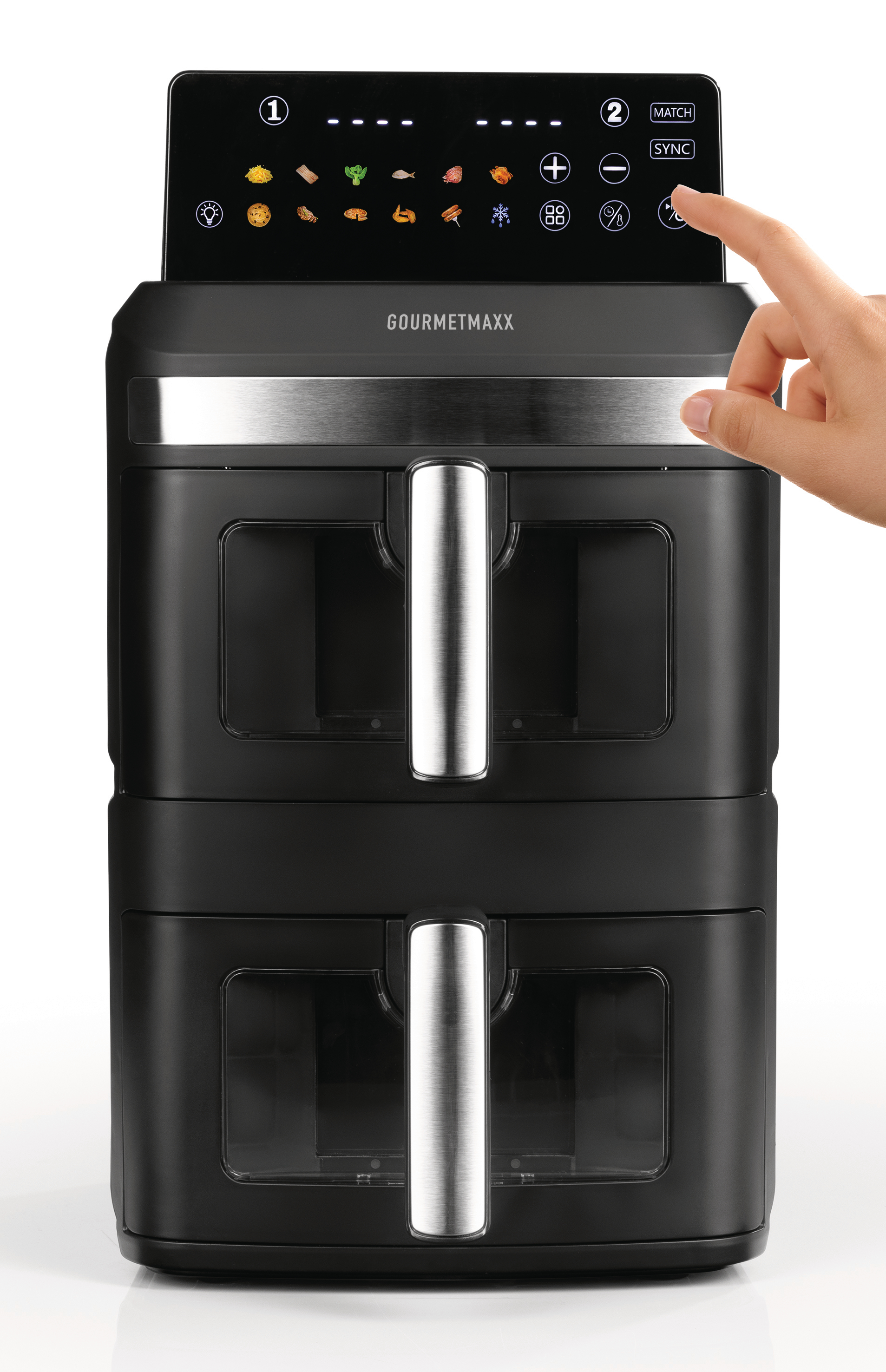 Schwarze Heißluftfritteuse mit silbernen Griffen und Touchscreen, eine Hand drückt eine Taste.