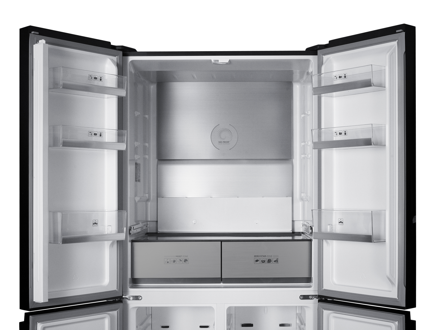 Un refrigerador negro abierto que muestra el interior, con estantes, cajones y pared trasera de acero inoxidable, sin comida visible.