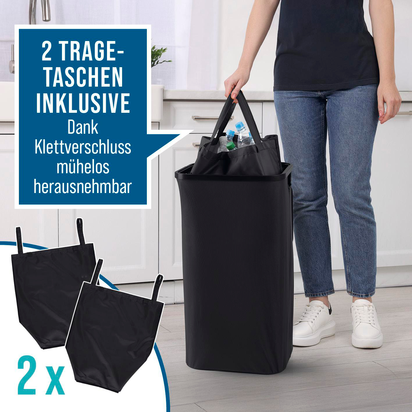 Eine Person hält einen schwarzen Wäschebeutel in einem schwarzen Behälter. Der Beutel enthält Flaschen. Zwei zusätzliche schwarze Beutel sind links.