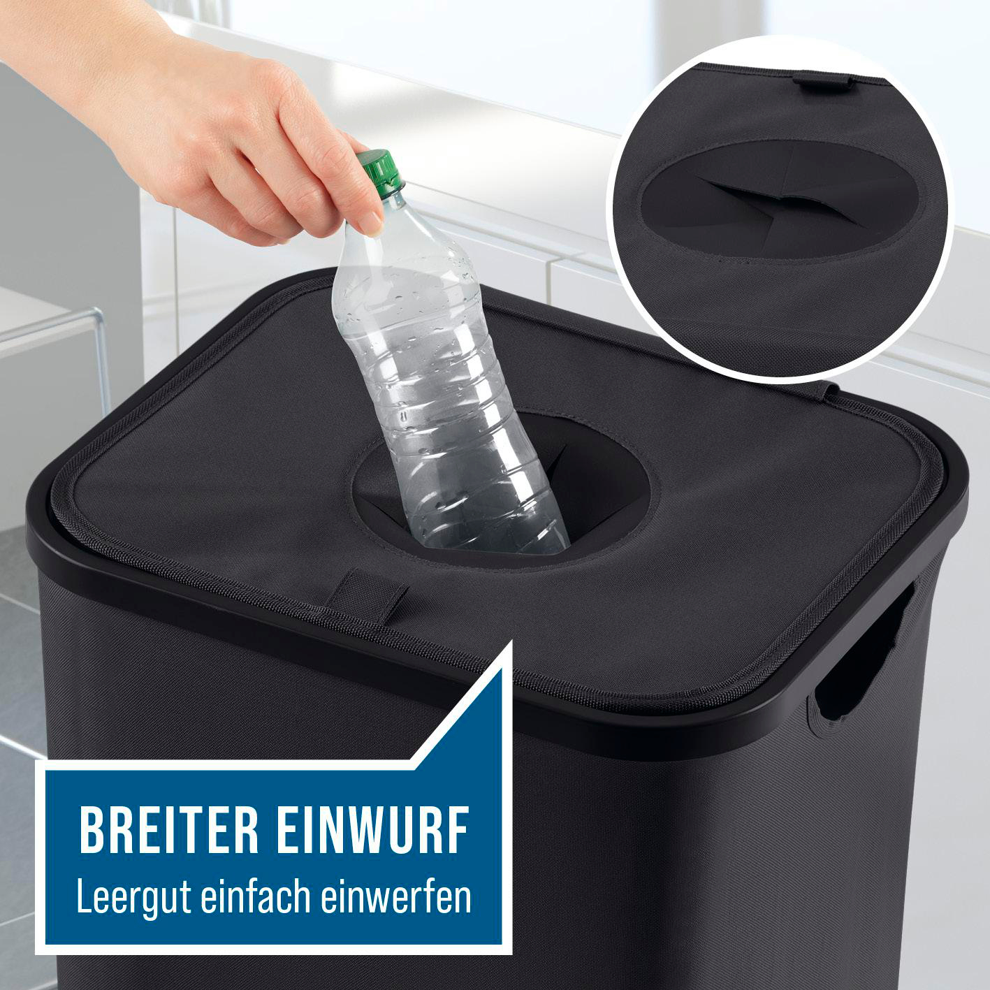 Eine Hand wirft eine Plastikflasche in einen schwarzen Mülleimer mit breiter Öffnung. Text: Breite Öffnung, leere Flaschen einfach einwerfen.