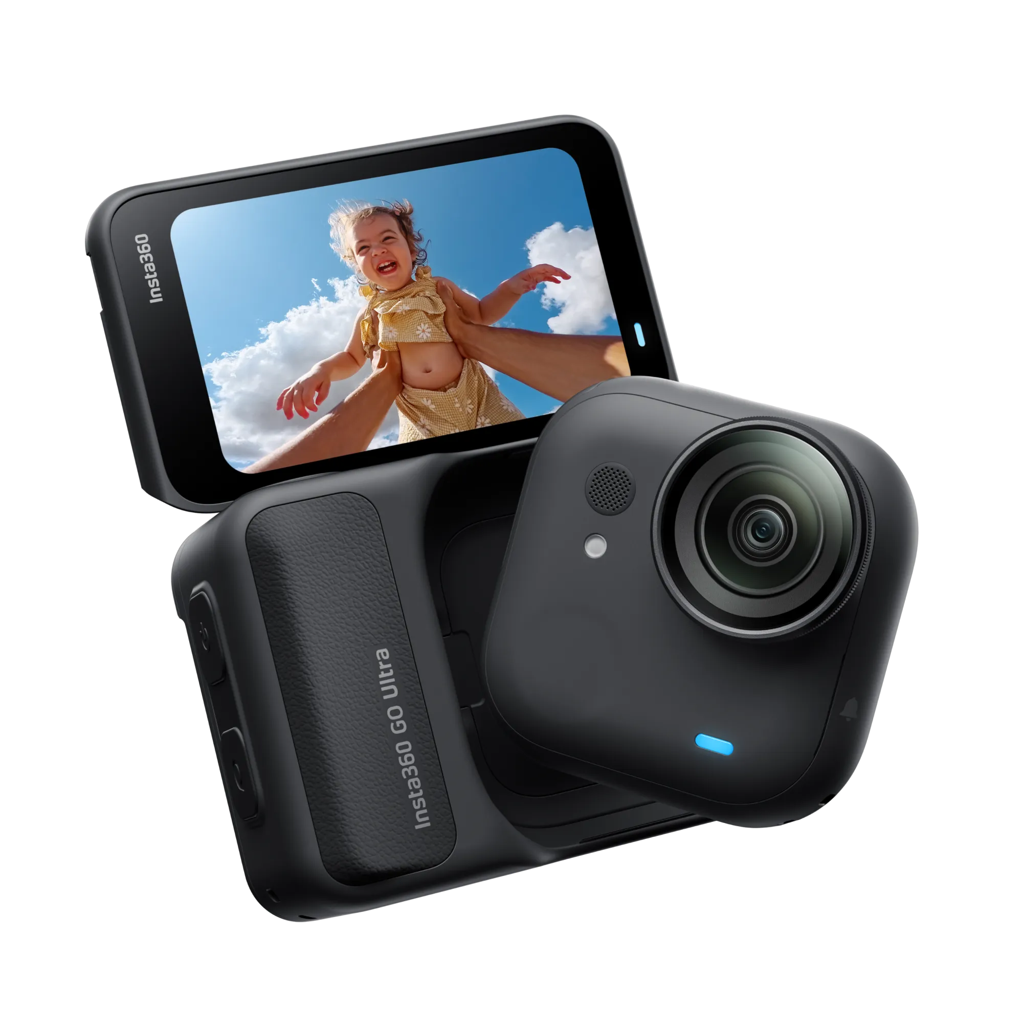 La cámara Insta360 GO Ultra muestra a un niño sostenido contra un cielo azul. La cámara es negra.