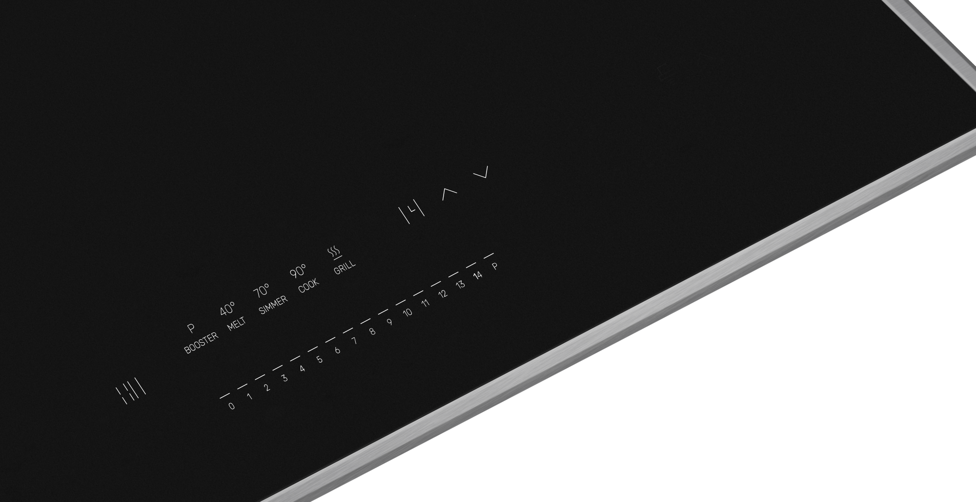 Czarna płyta grzewcza z białymi etykietami. Posiada ustawienia mocy, kontrolę temperatury i funkcję grilla. Widoczne są liczby i symbole.