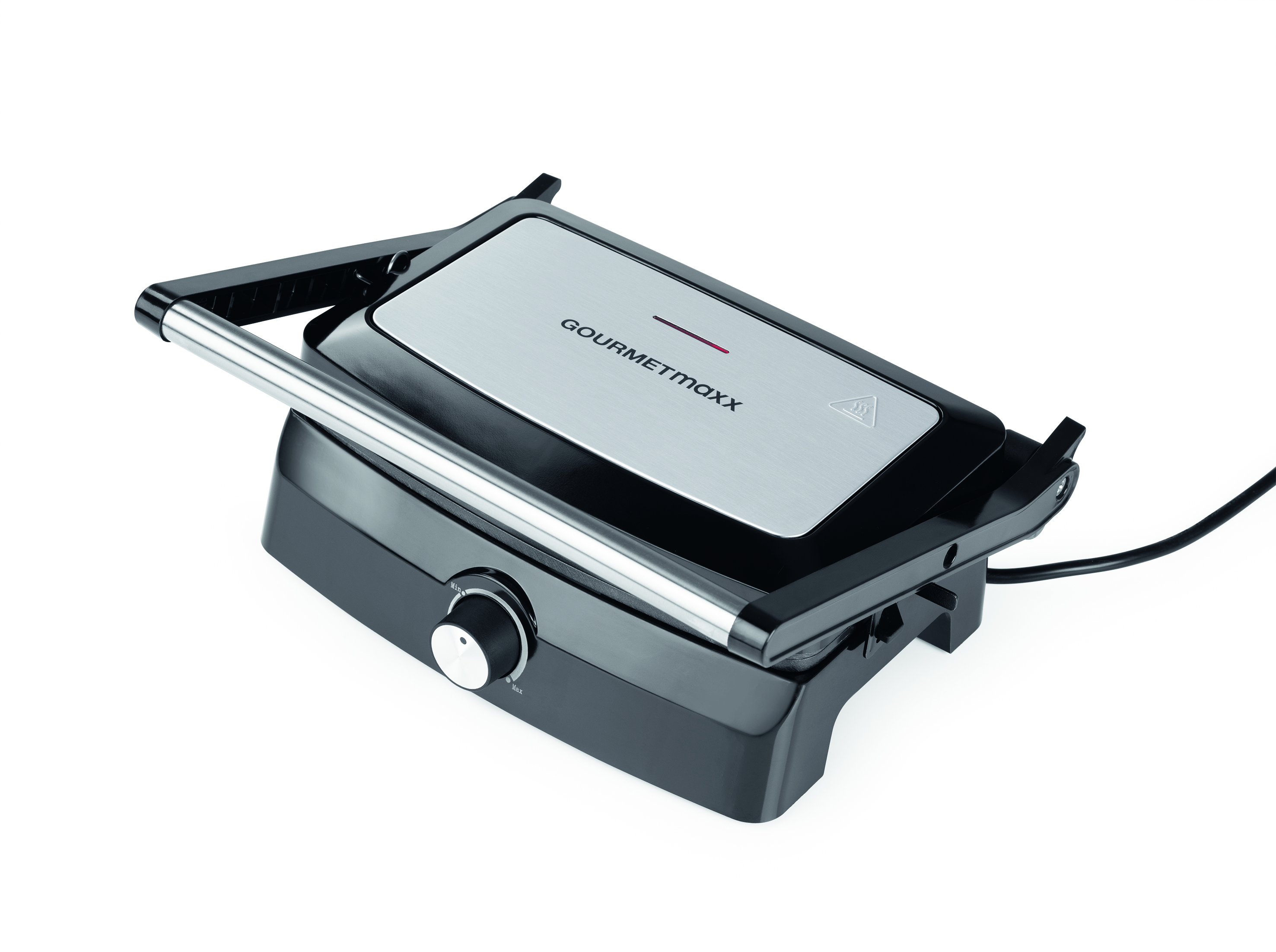 Ein schwarzer und silberner Gourmetmaxx-Grill. Er hat einen Knopf, einen silbernen Griff und ein rotes Kontrolllicht. Auf weißem Untergrund.