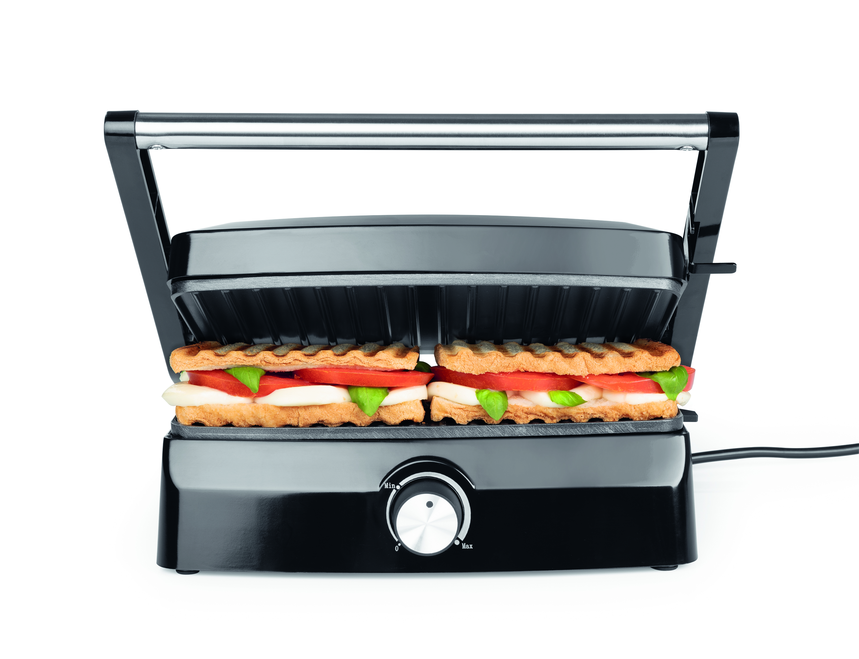 Ein schwarzer Panini-Grill mit zwei Sandwiches. Die Sandwiches haben Tomaten, Käse und Basilikum.