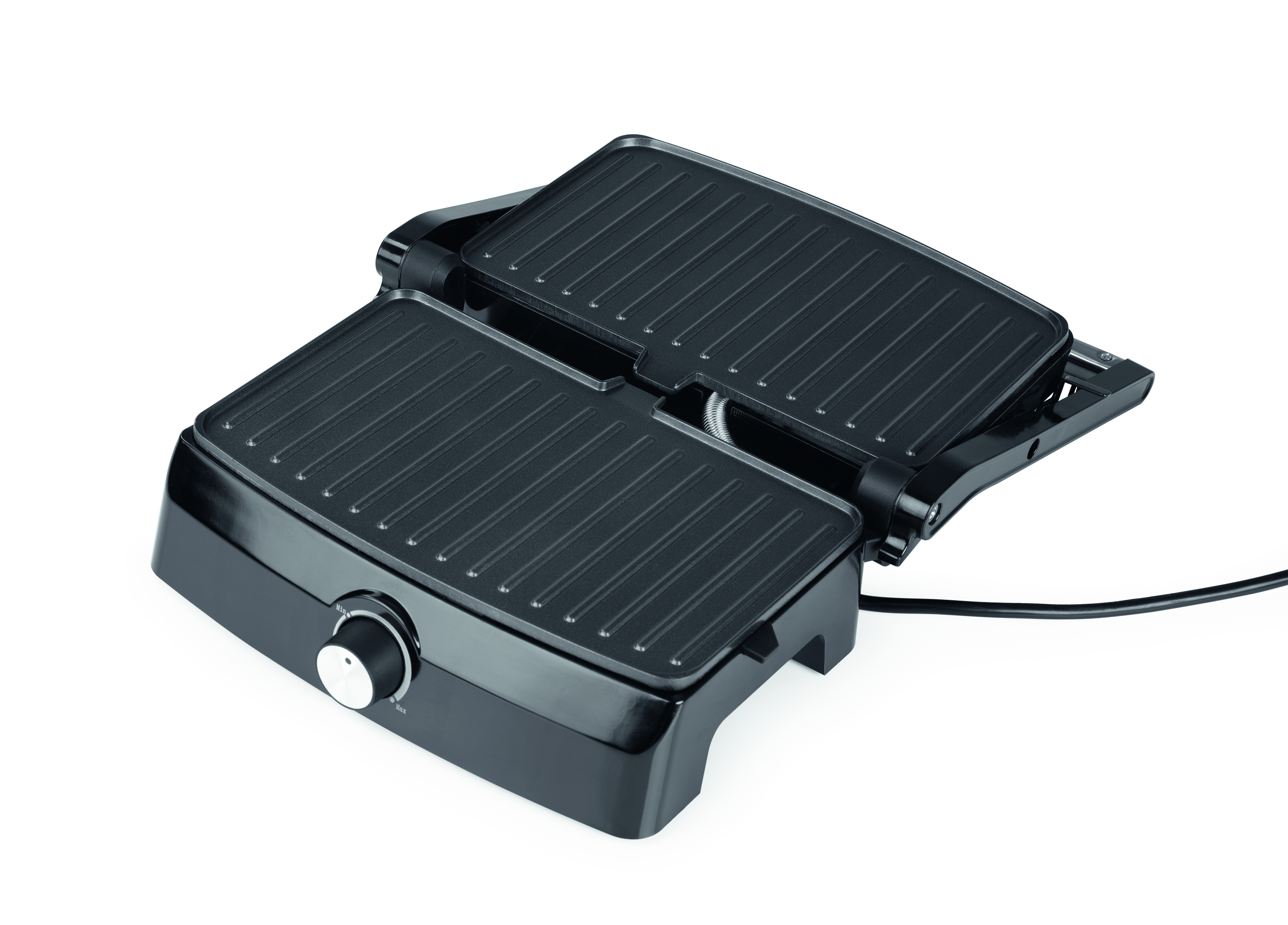 Ein schwarzer Elektrogrill ist geöffnet und zeigt gerippte Kochflächen. Es hat einen Drehregler und ein Netzkabel, vor weißem Hintergrund.