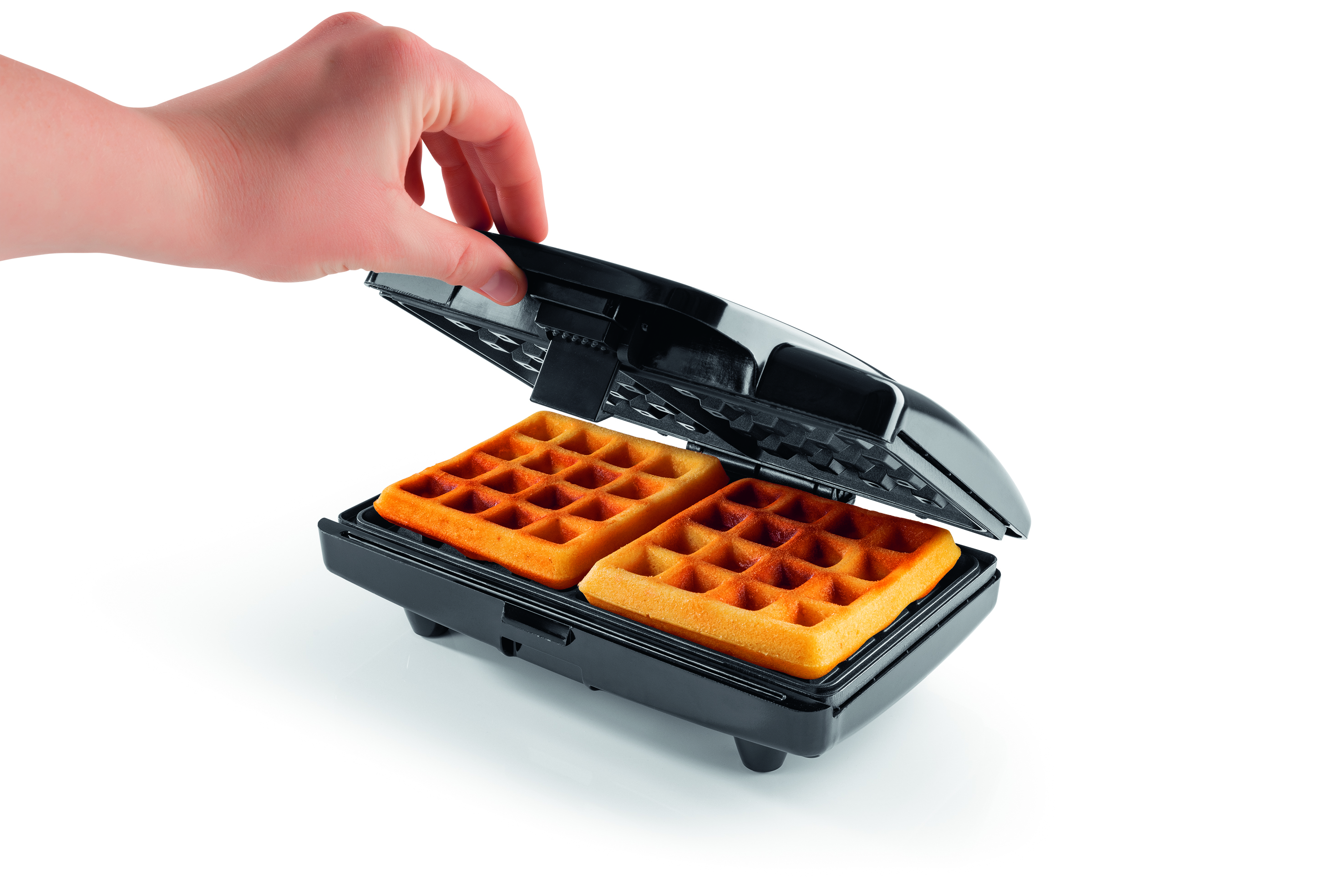 Eine Hand öffnet ein schwarzes Waffeleisen und zeigt zwei goldene Waffeln. Der Hintergrund ist weiß.