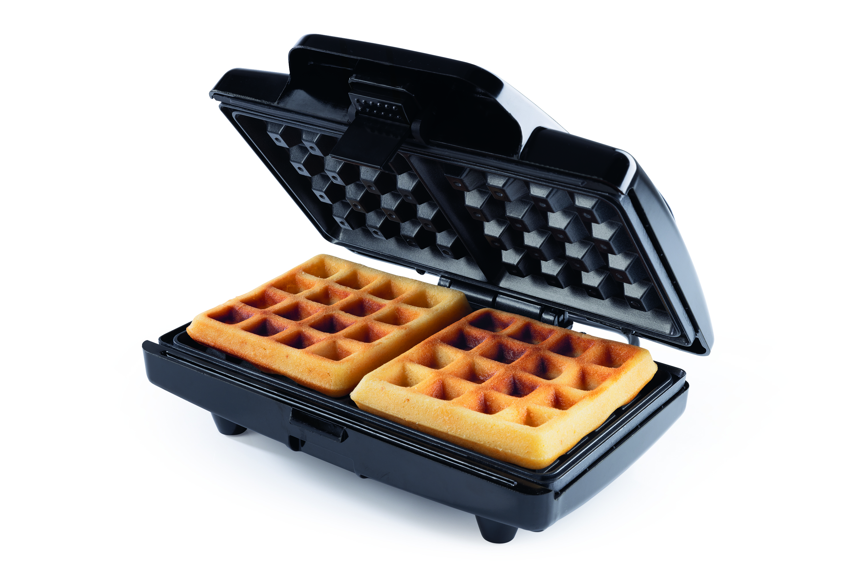 Ein offener, schwarzer Waffeleisen, mit zwei goldenen Waffeln darin. Der Hintergrund ist weiß.