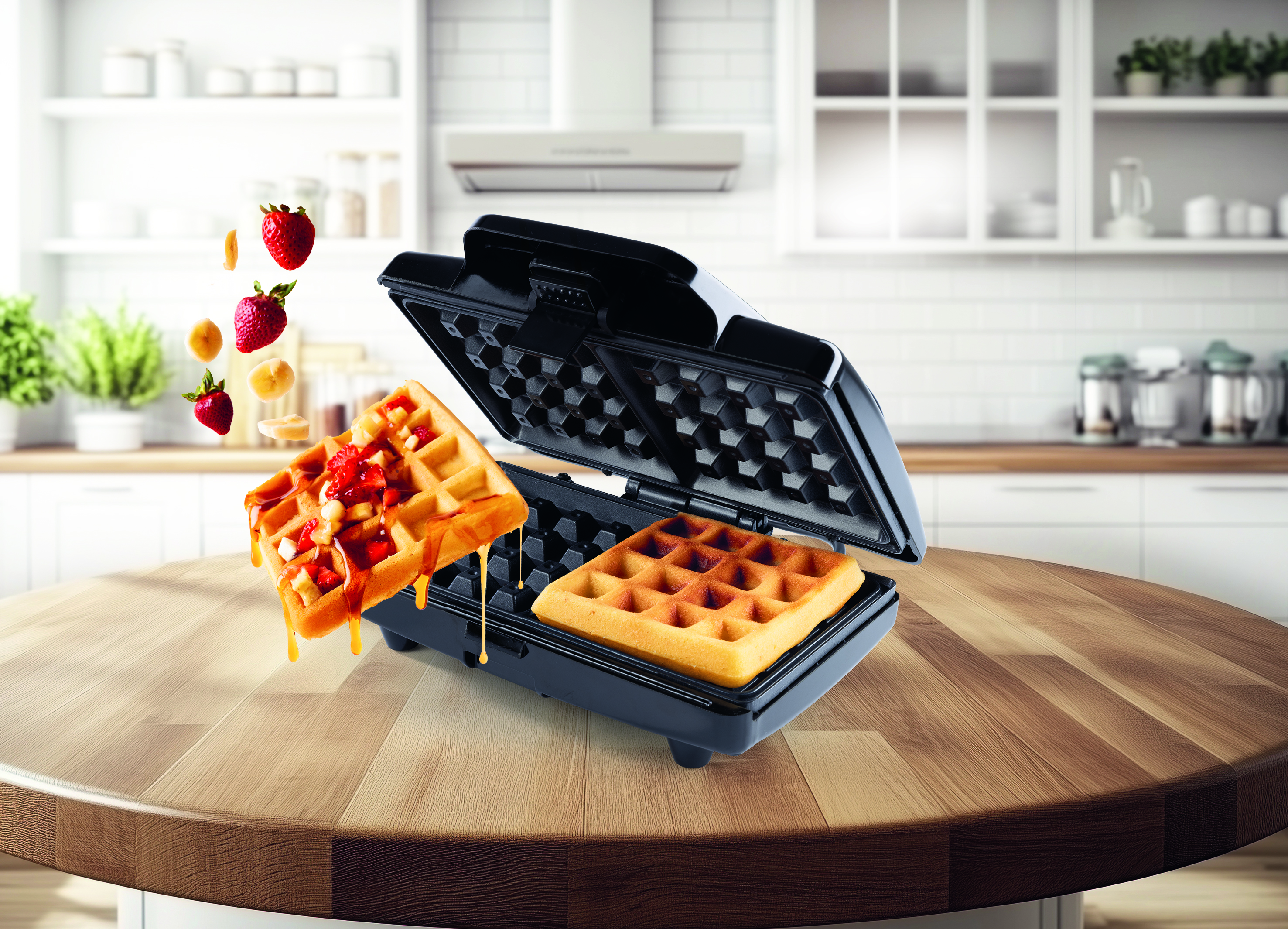 Ein Waffeleisen mit Waffeln, Erdbeeren und Bananen auf einem Holztisch in einer Küchenumgebung.