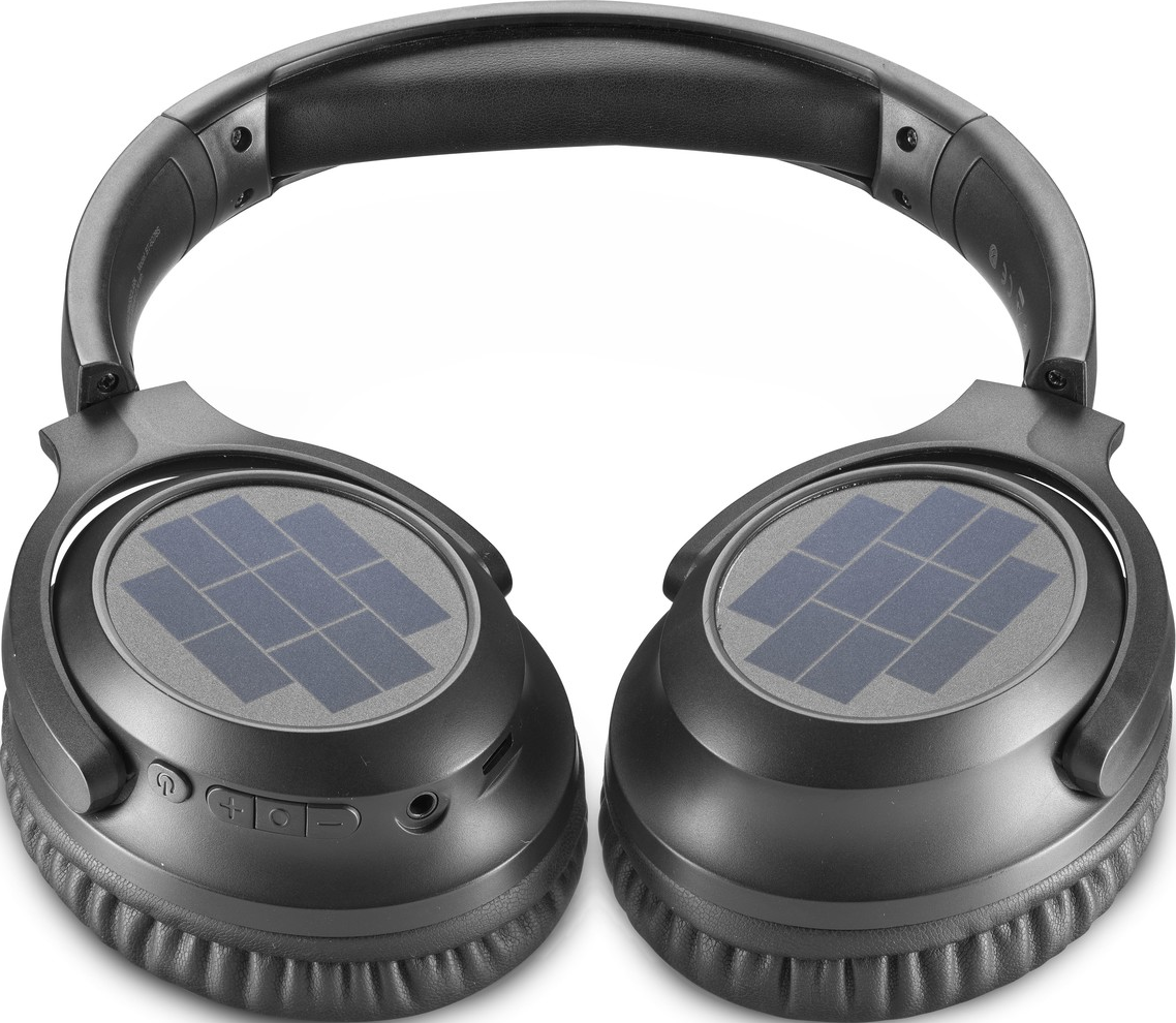 Casque noir avec panneaux solaires sur les écouteurs. Boutons et port sur l'écouteur droit, bandeau rembourré, fond blanc.