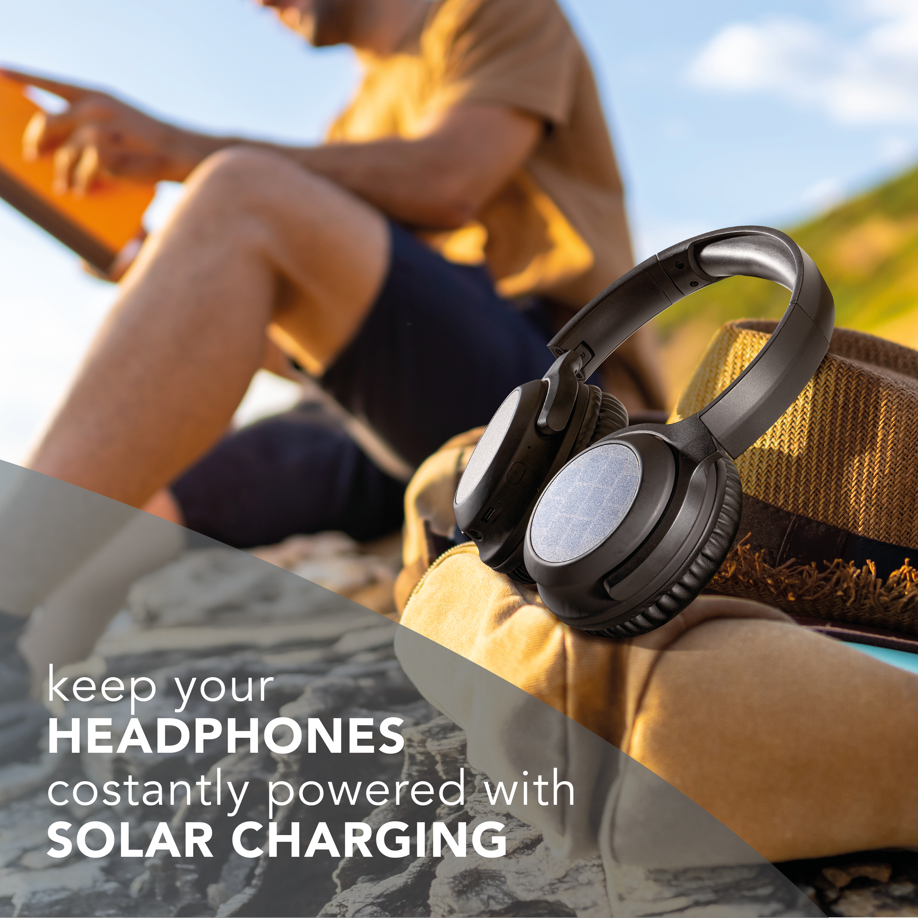 Un casque noir avec des panneaux solaires repose sur un chapeau. Une personne est floue en arrière-plan. Le texte dit 'gardez votre casque'.