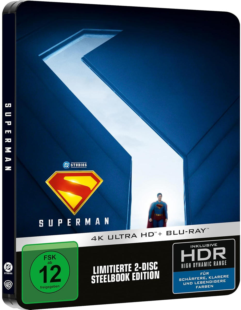 Superman Blu-ray-Cover. Ein blaues und schwarzes Design mit dem Superman-Logo. Superman steht vor einem blauen Hintergrund.