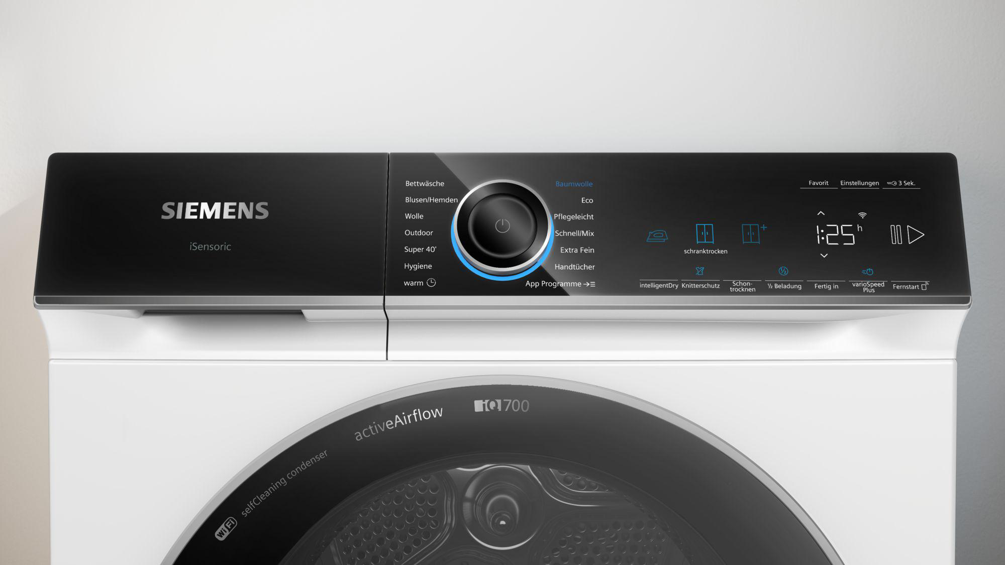 Ein weißer Siemens-Trockner mit schwarzem Bedienfeld. Es hat einen Drehregler, Tasten und ein digitales Display mit 1:25. ActiveAirflow ist sichtbar.