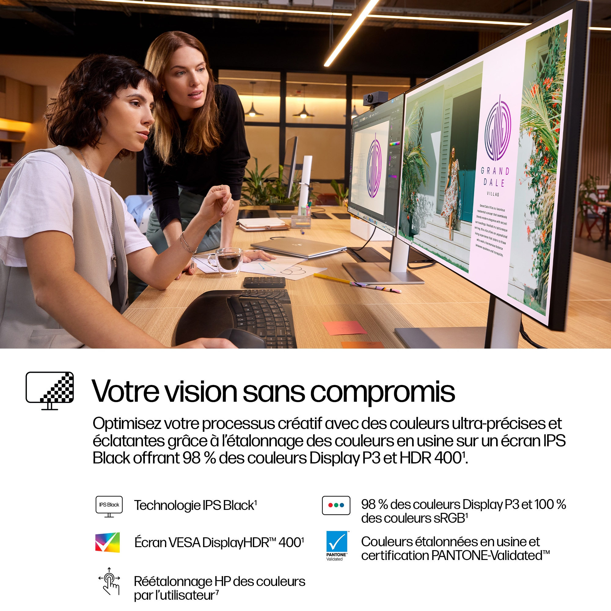 Deux femmes regardent un écran d'ordinateur affichant un projet de maison. Une tasse de café et un clavier sont sur le bureau.