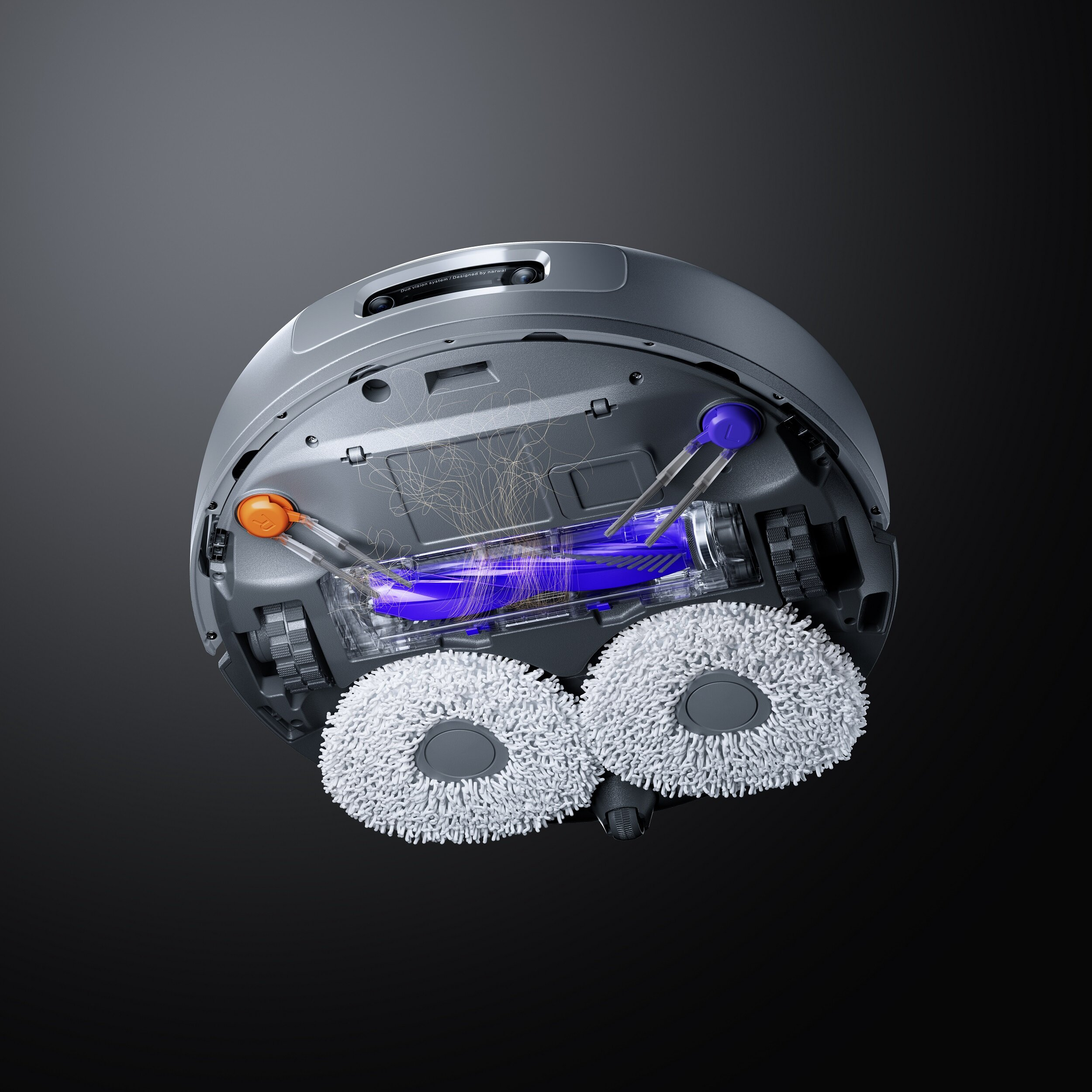 Widok od spodu robota odkurzającego. Ma dwa białe mopy, niebieski wałek i szary korpus. Tło jest czarne.