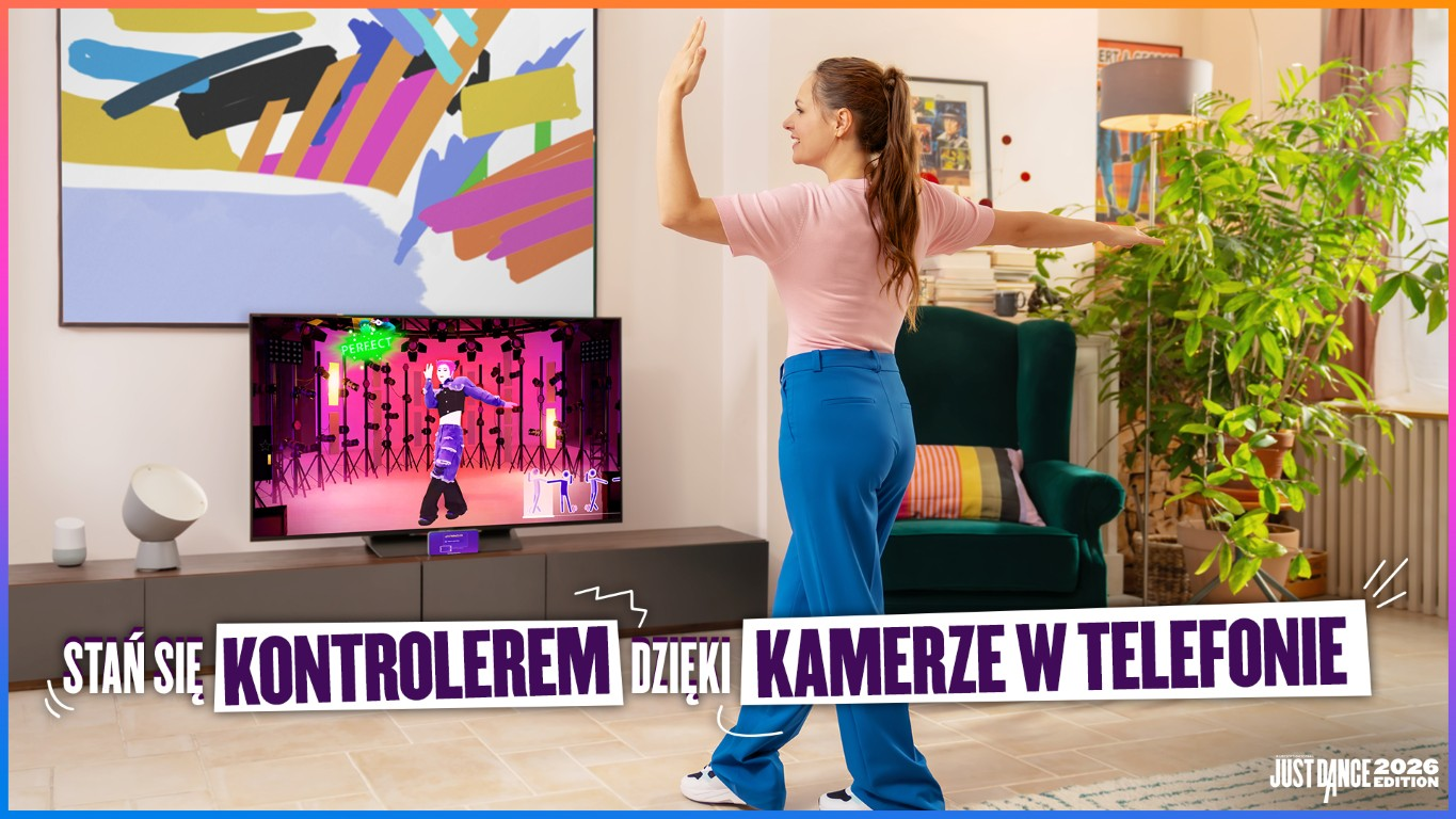 Kobieta tańczy w salonie, grając w grę w telewizji. Kolorowe dzieła sztuki i rośliny w tle. Tekst mówi: Just Dance 2026 Edition.