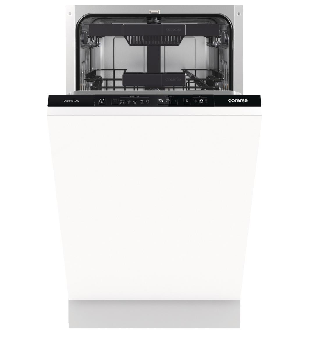 Ein weißer Geschirrspüler mit geöffneter Tür, die Gestelle und die Marke Gorenje zeigt. Bedienfeld oben, SmartFlex links.
