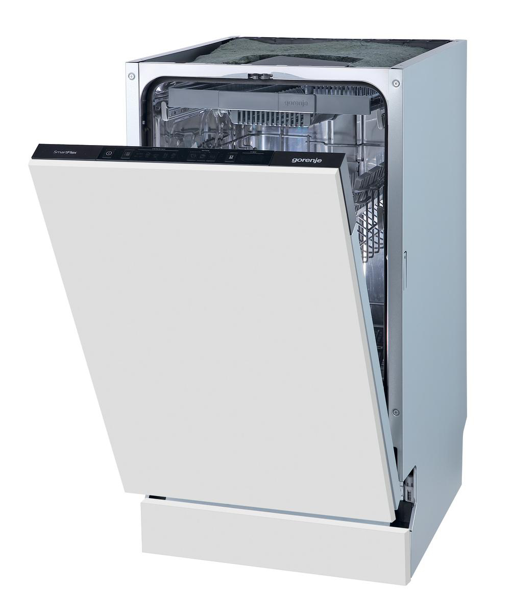 Ein weißer Gorenje-Geschirrspüler mit offener Tür. Das Bedienfeld und die Innenregale sind sichtbar. Der Markenname steht vorne.