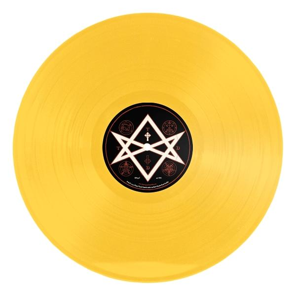 Eine goldene Schallplatte mit schwarzem Etikett. Das Etikett zeigt ein weißes Pentagramm und andere Symbole. Die Platte befindet sich auf weißem Hintergrund.
