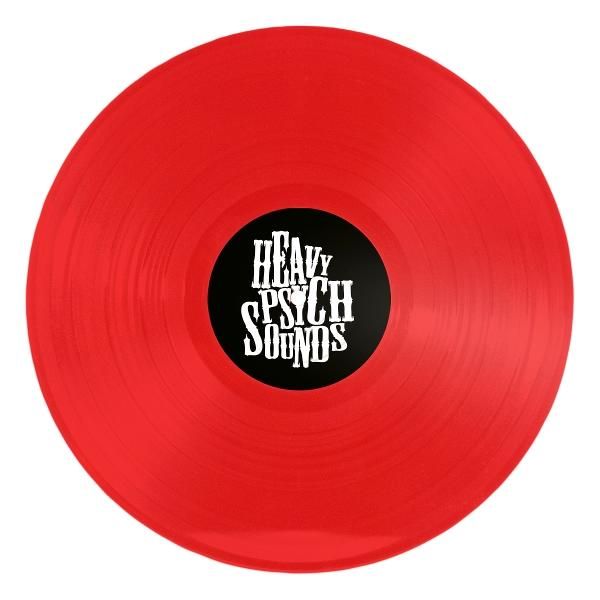 Eine rote Schallplatte mit einem schwarzen Etikett. Das Etikett zeigt in weißer, stilisierter Schrift "Heavy Psych Sounds".
