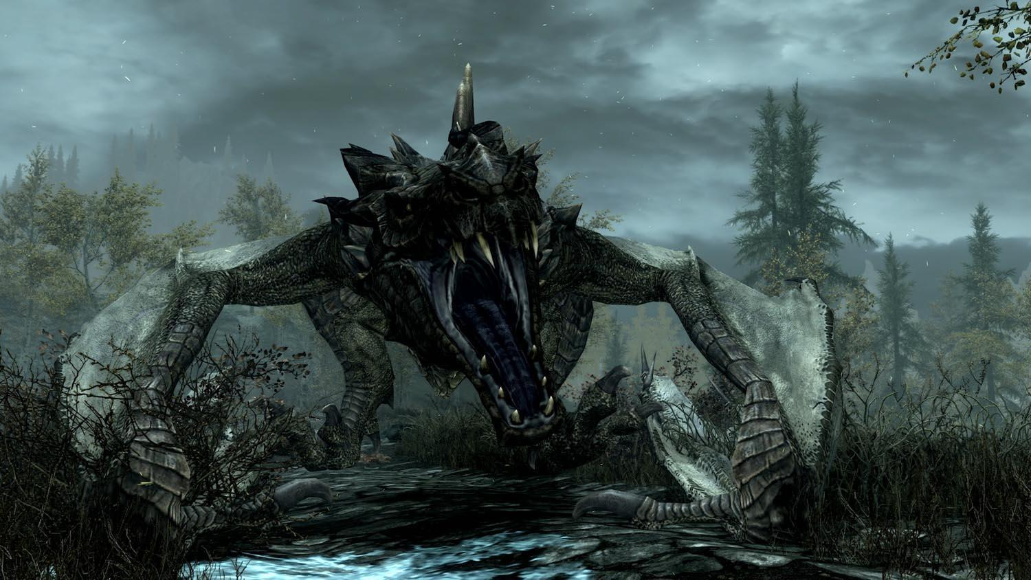 Ein großer Drache mit offenem Maul in einer Waldumgebung. Der Drache ist grau und hat scharfe Zähne. Im Hintergrund Bäume und Himmel.
