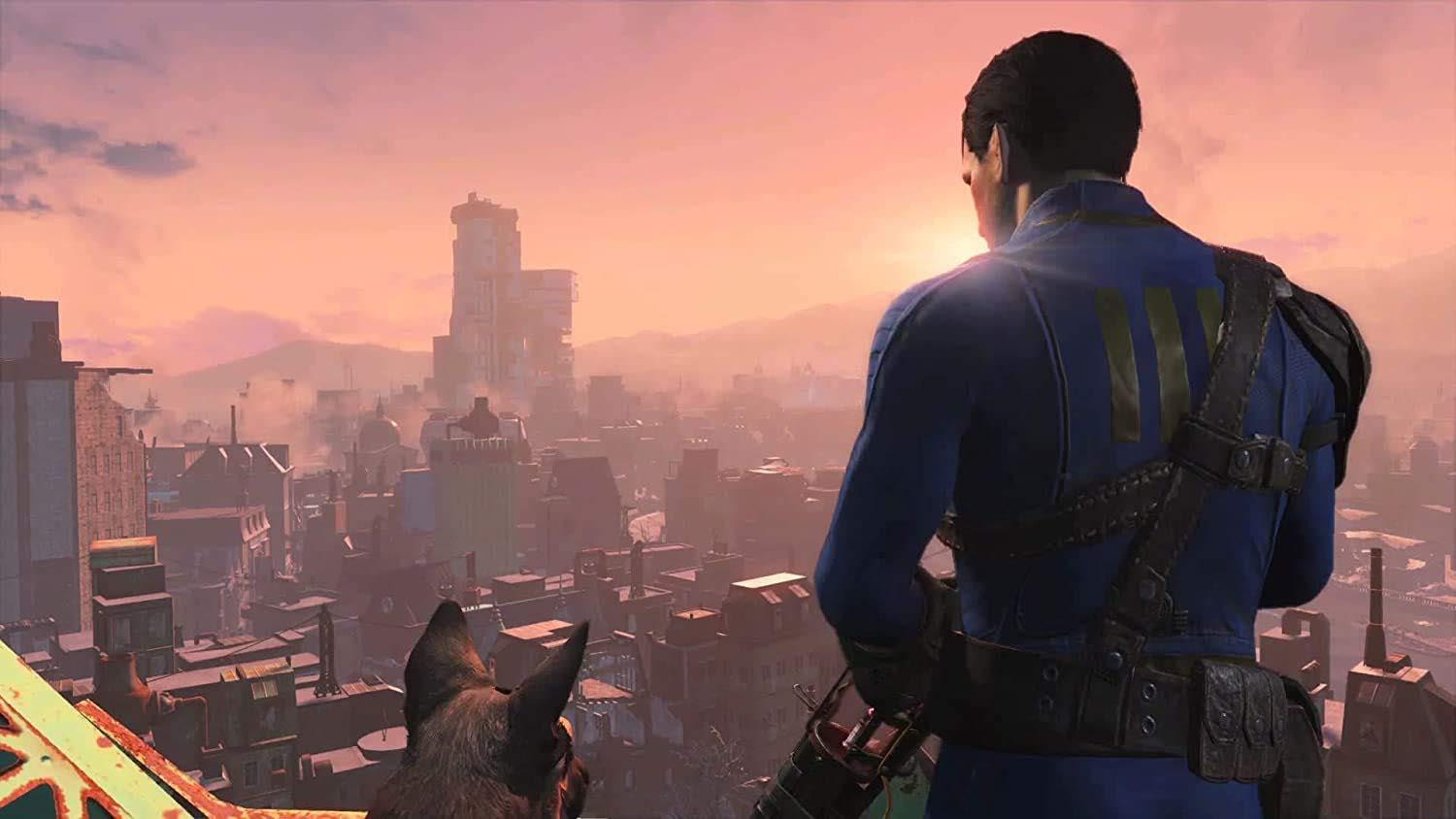 Mann und Hund blicken bei Sonnenuntergang auf eine Stadt. Der Mann trägt einen blauen Overall. Gebäude und Berge sind im Hintergrund.