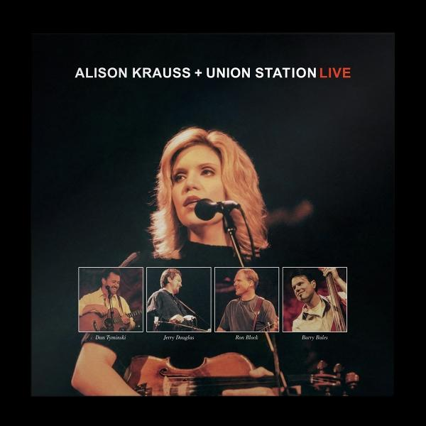 Albumcover: Alison Krauss live. Sie singt in ein Mikrofon. Unten sind vier Bandmitglieder in kleinen Fotos. Eine Geige ist im Vordergrund.