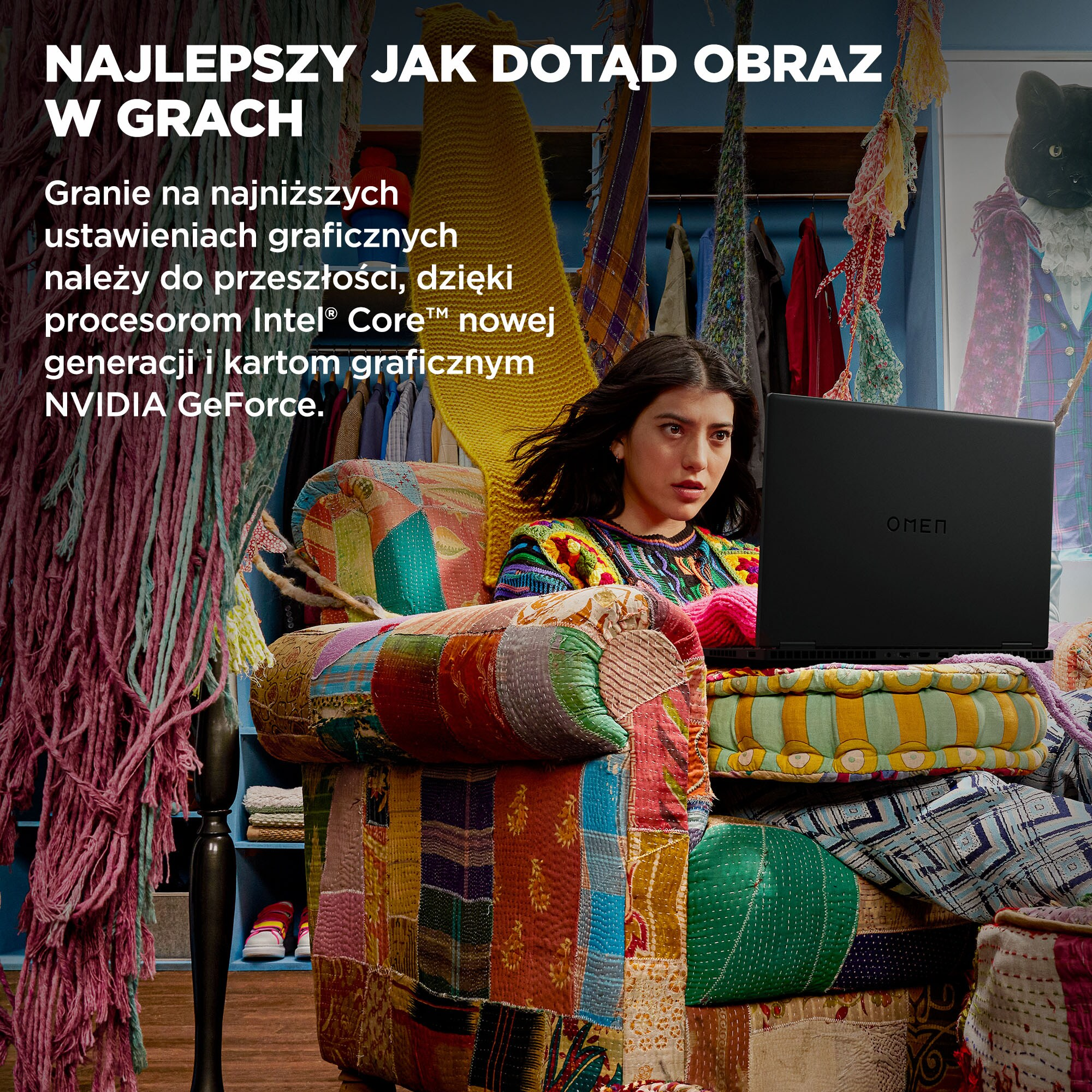 Kobieta używa czarnego laptopa OMEN na kolorowym patchworkowym krześle. Tło z ubraniami i postacią przypominającą kota.