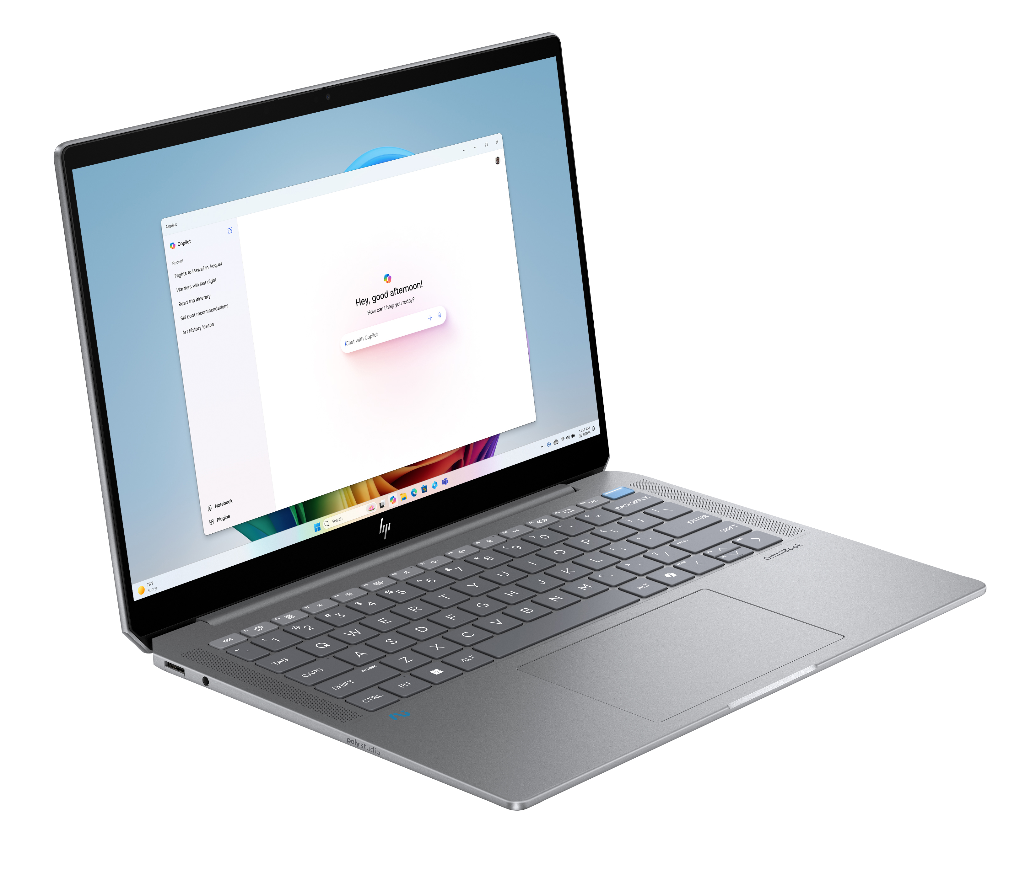 Otwarty srebrny laptop, wyświetlający okno czatu. Na ekranie powitanie i pasek wyszukiwania.