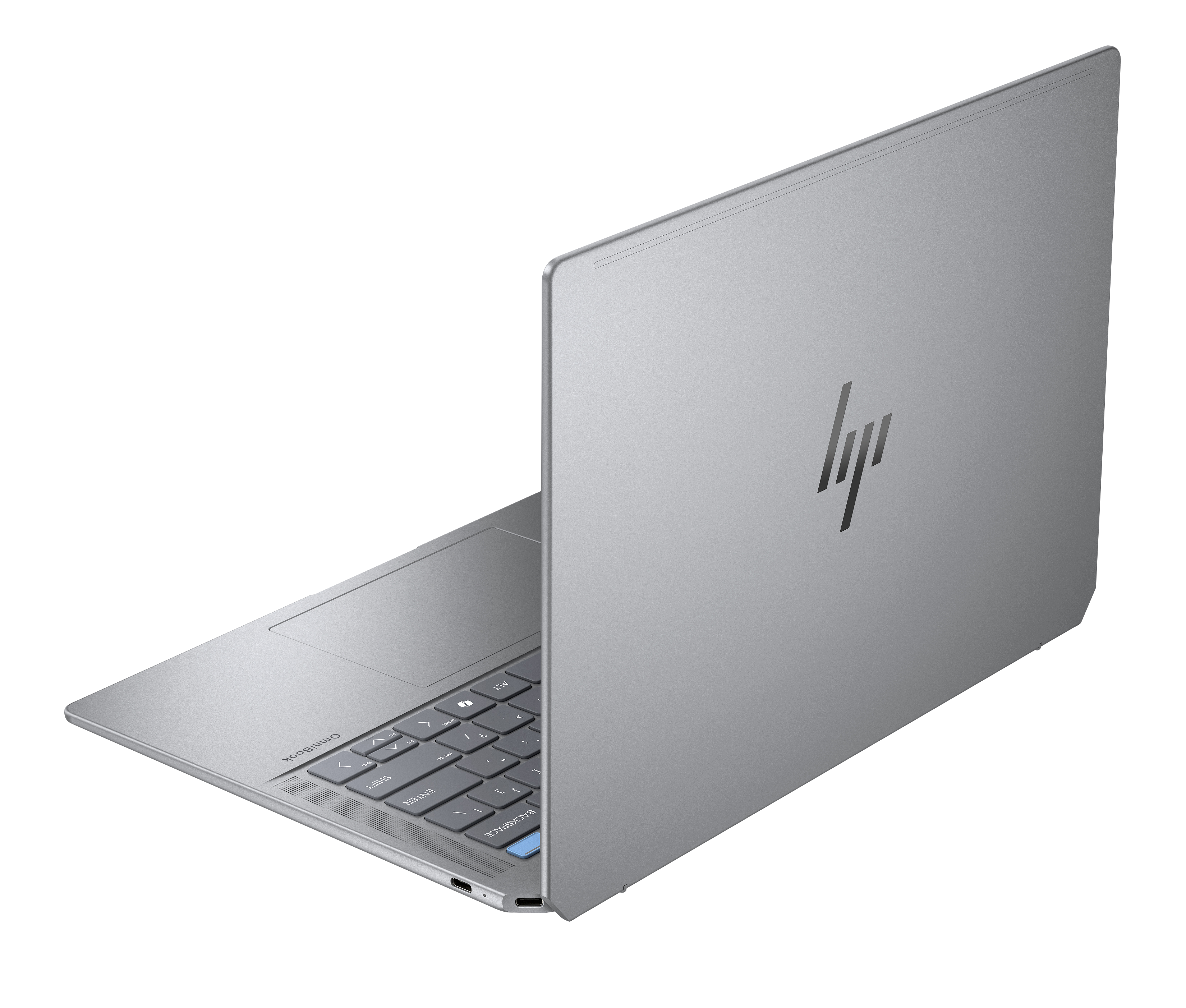 Srebrny laptop HP jest otwarty na czarnej powierzchni. Laptop jest pochylony, pokazując klawiaturę i logo HP.