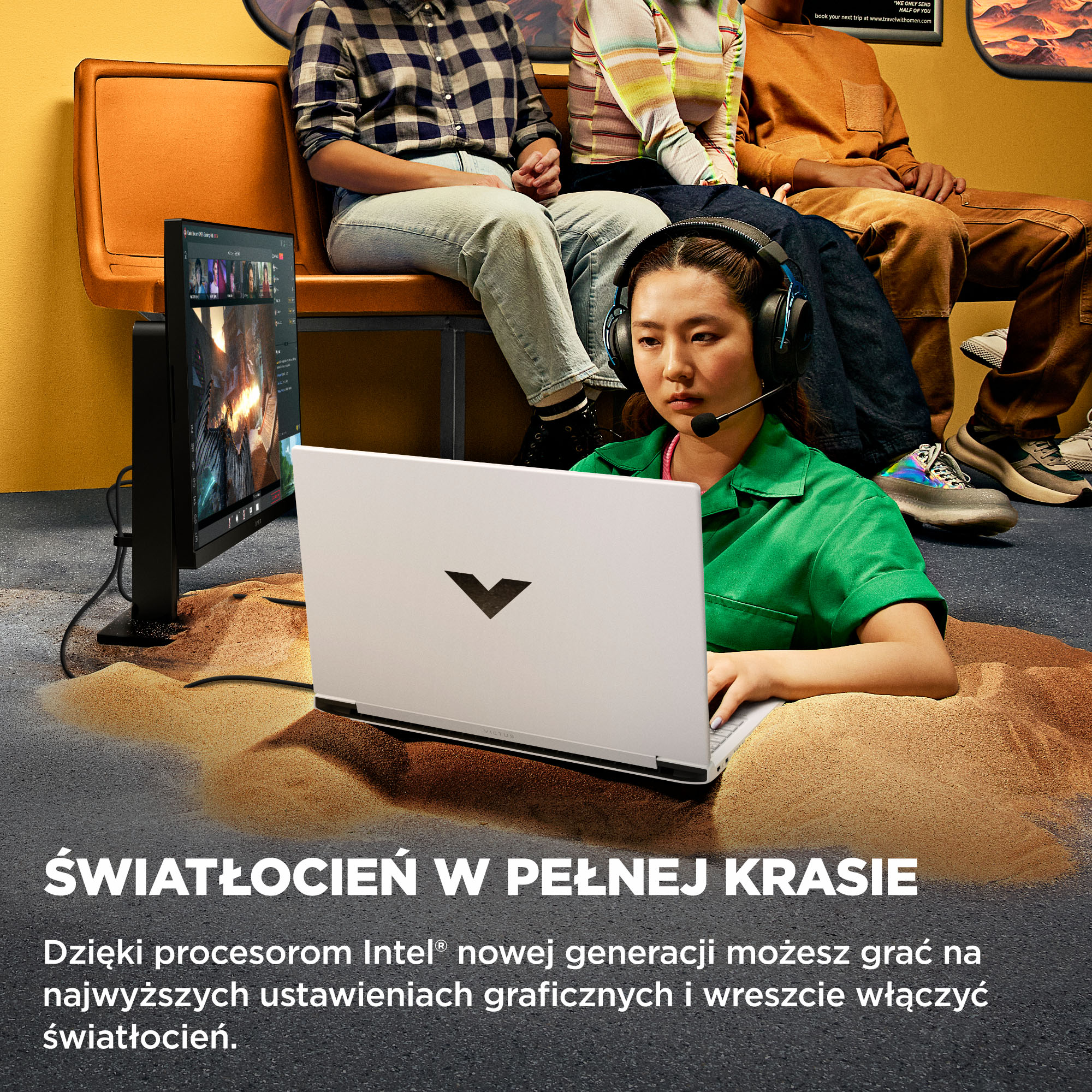 Osoba z zestawem słuchawkowym używa laptopa w metrze. Inne osoby siedzą. Monitor po lewej.