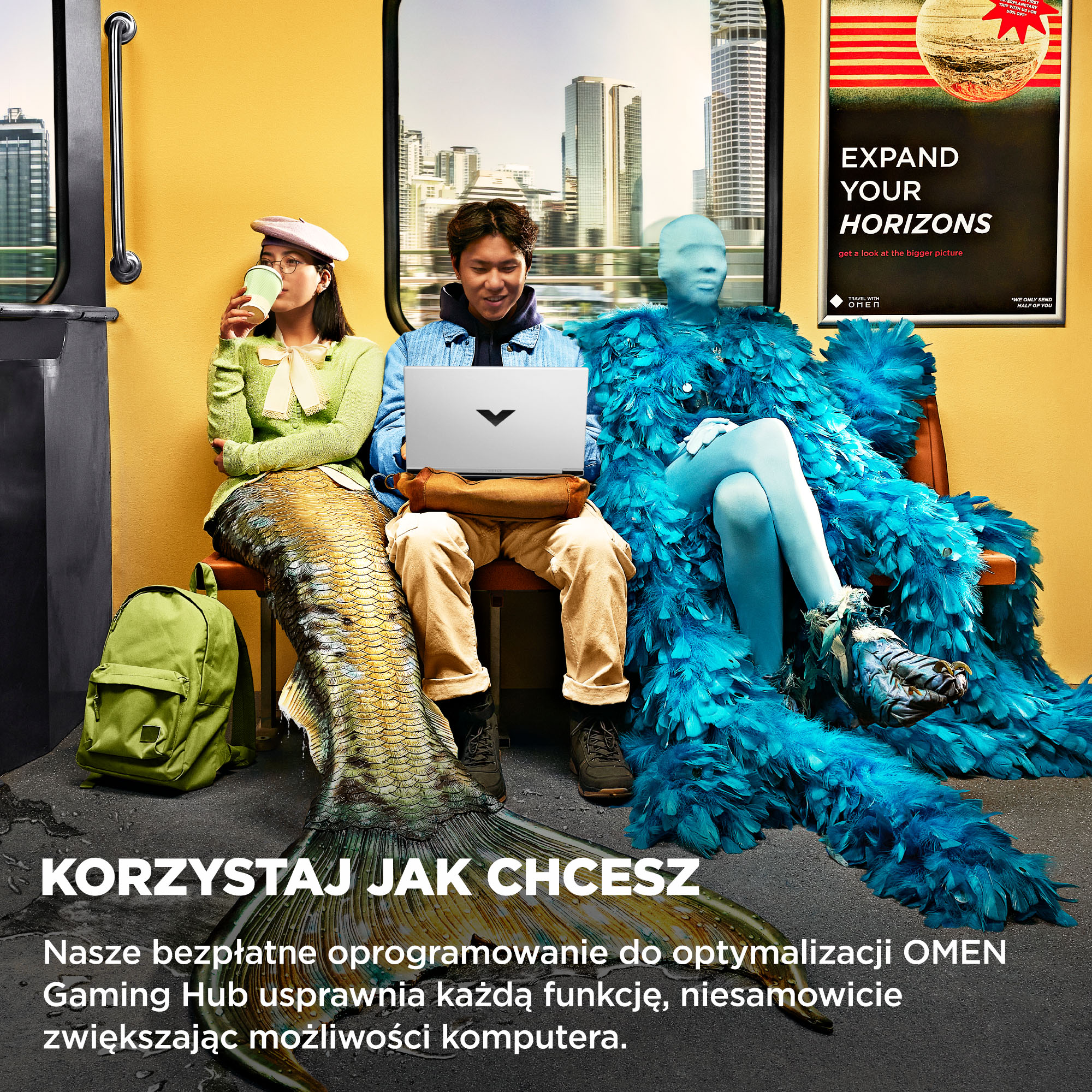 Kobieta z ogonem syreny i mężczyzna z laptopem siedzą obok postaci pokrytej niebieskimi piórami w pociągu.