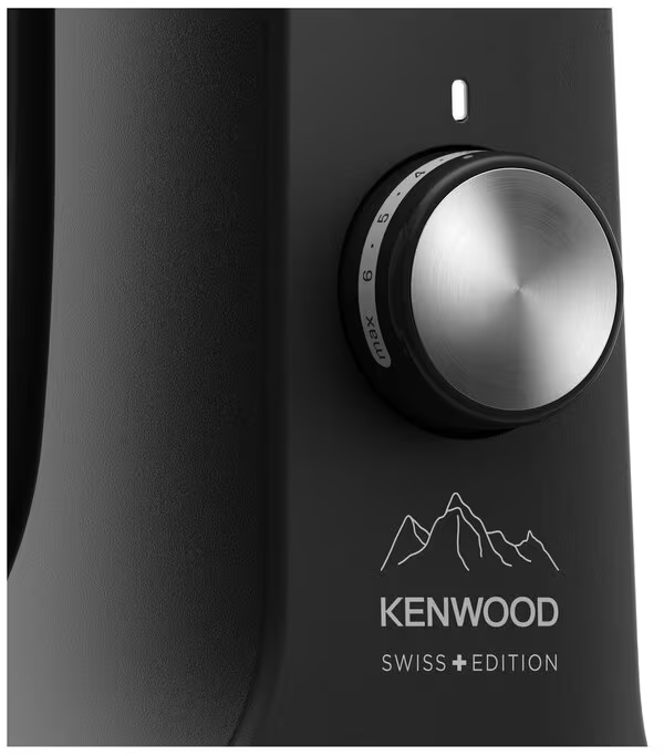 Detail des schwarzen Kenwood-Mixers. Verfügt über ein Ziffernblatt, einen silbernen Knopf und das Kenwood Swiss Edition-Logo.