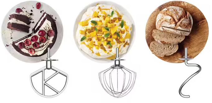 Kuchen mit Kirschen, Pavlova mit Mango und Brotscheiben auf einem Holzbrett. Jeweils mit Mixeraufsatz darunter.