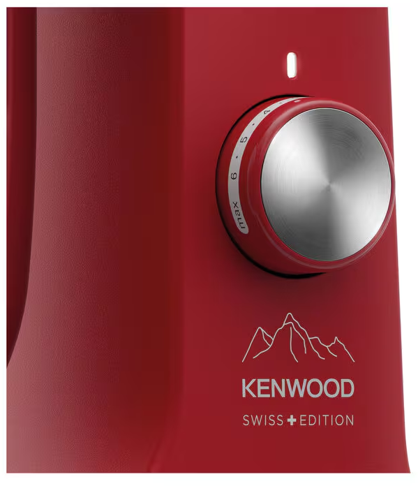 Nahaufnahme eines roten Kenwood Swiss Edition Mixers. Ein silberner Knopf mit Zahlen und einem Berglogo ist sichtbar.