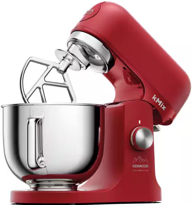 Ein roter Kenwood kMix Küchenmixer mit einer Edelstahlschüssel und einem Schneebesen. Der Mixer hat ein Swiss Edition Label.