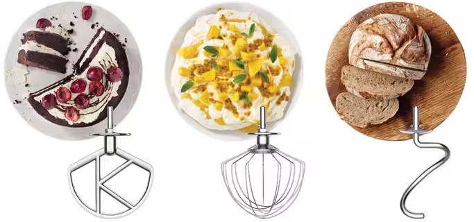 Drei Speisenarrangements: Kuchen mit Kirschen, Dessert mit Mango und Brot. Jedes steht auf einem Mixeraufsatz.